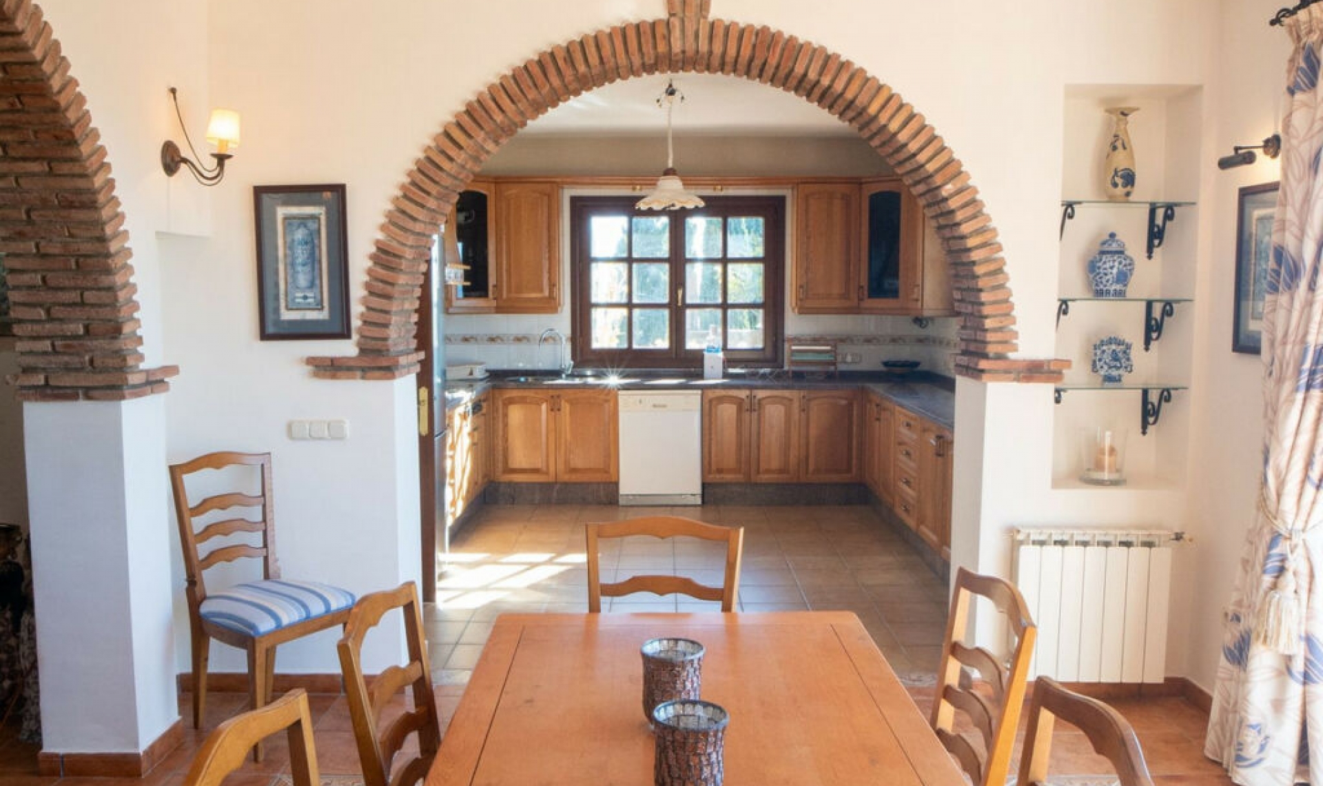 Resale - House -
Estepona