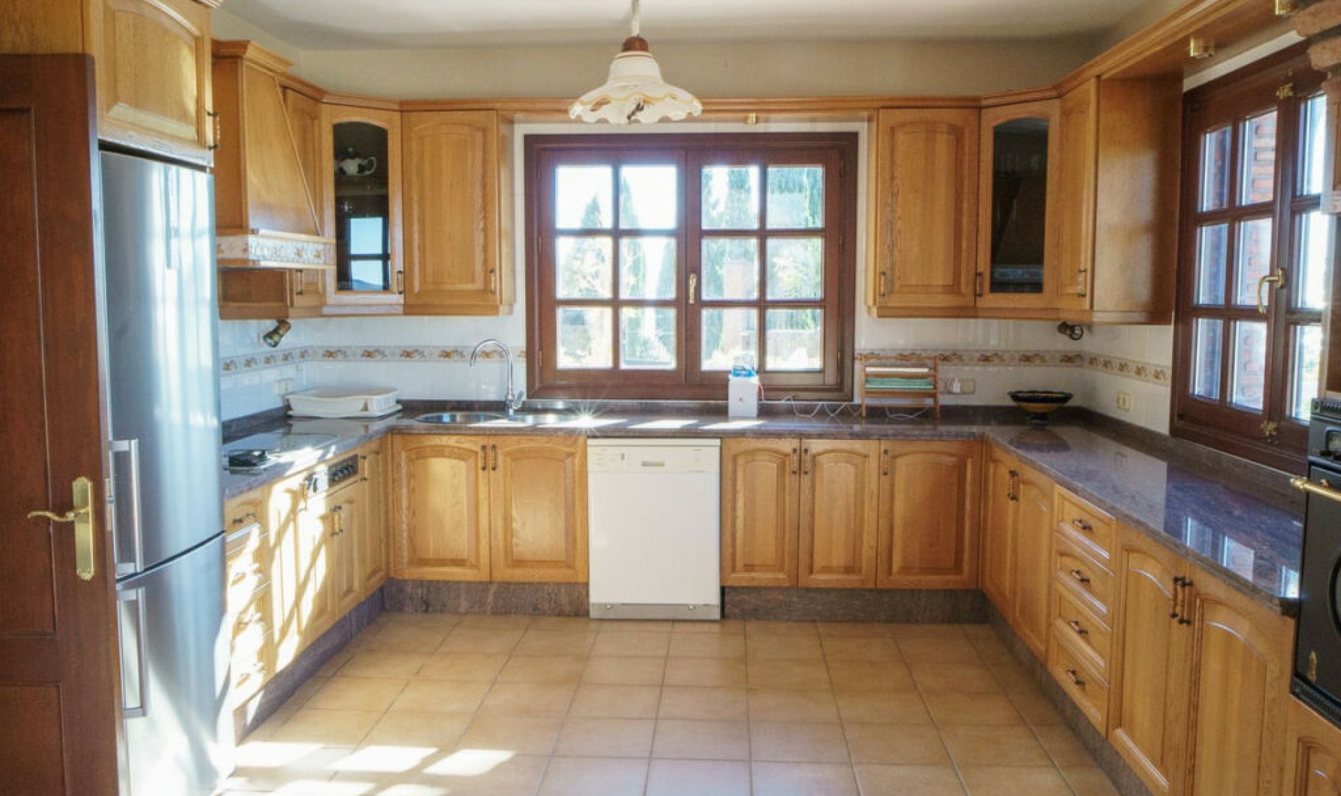 Resale - House -
Estepona