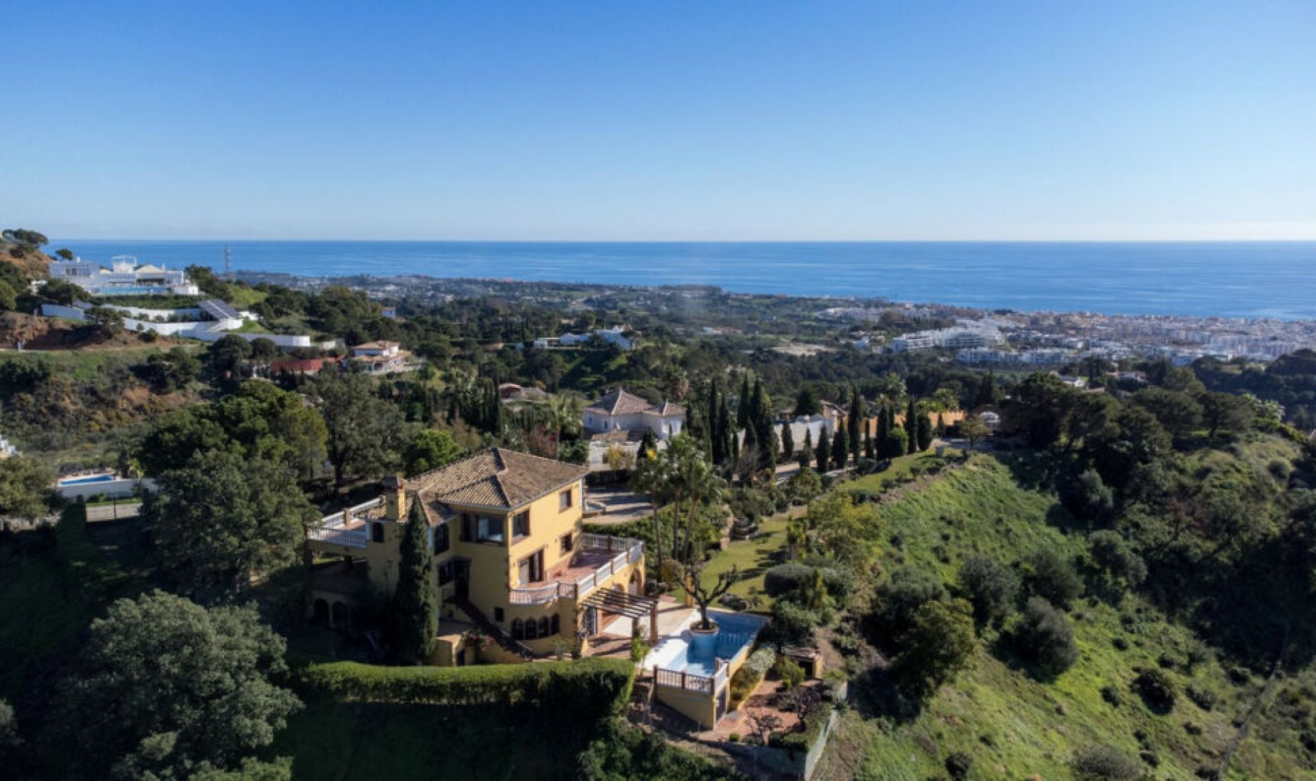 Resale - House -
Estepona