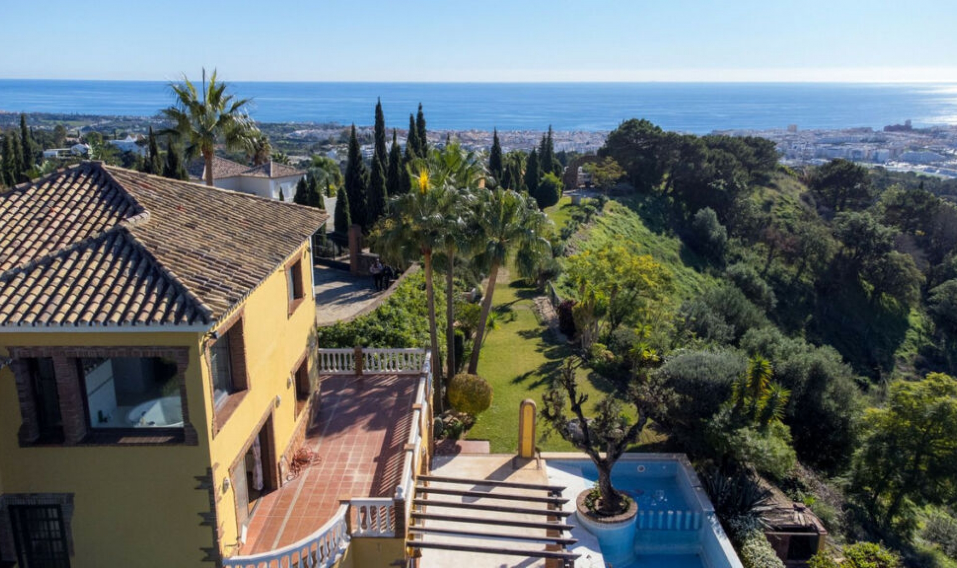 Resale - House -
Estepona