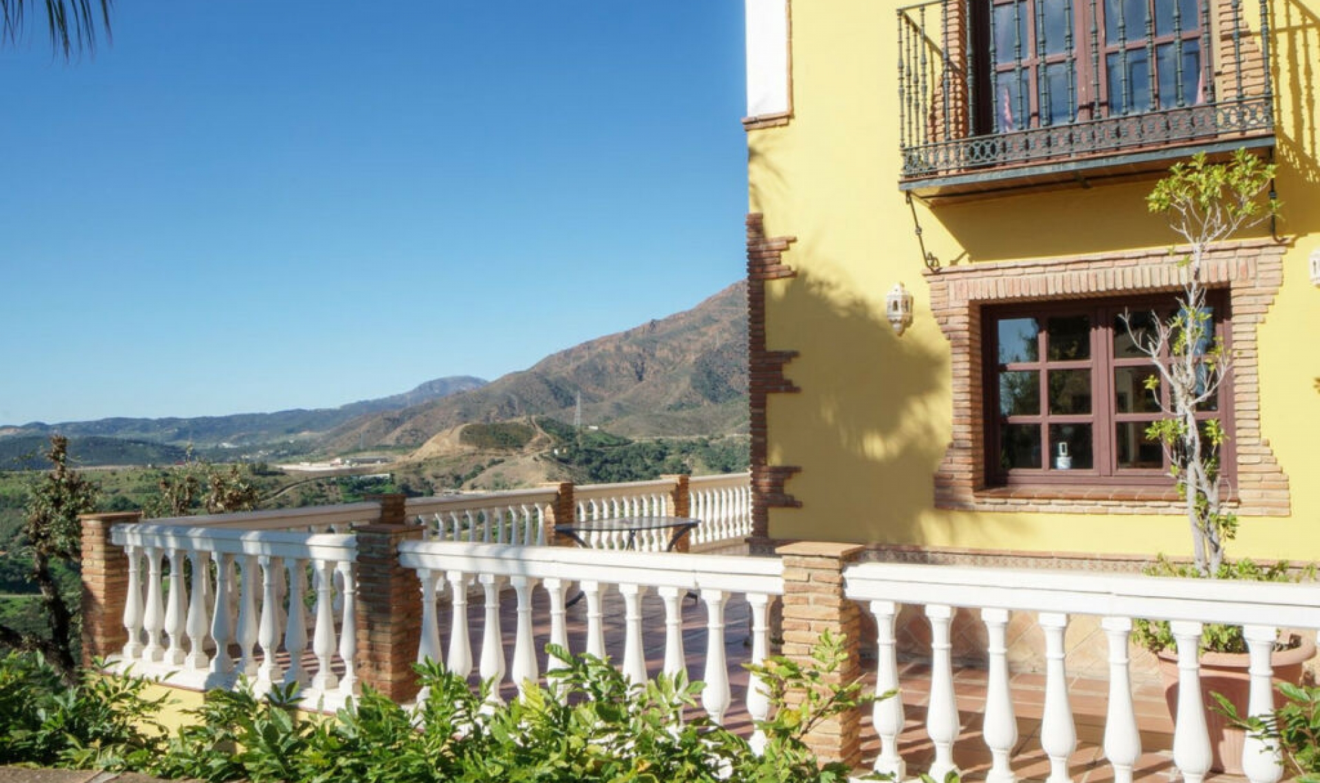 Resale - House -
Estepona