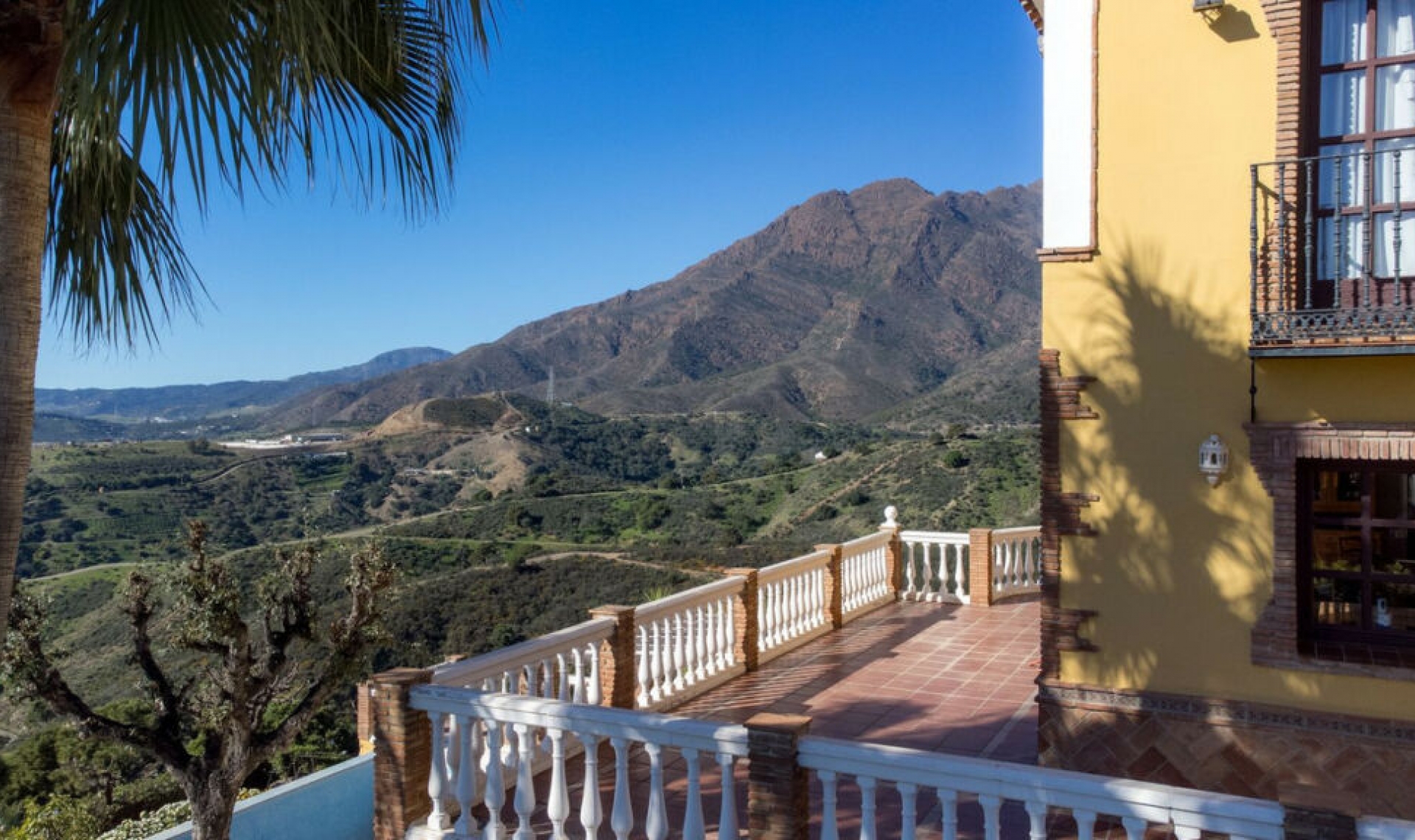 Resale - House -
Estepona