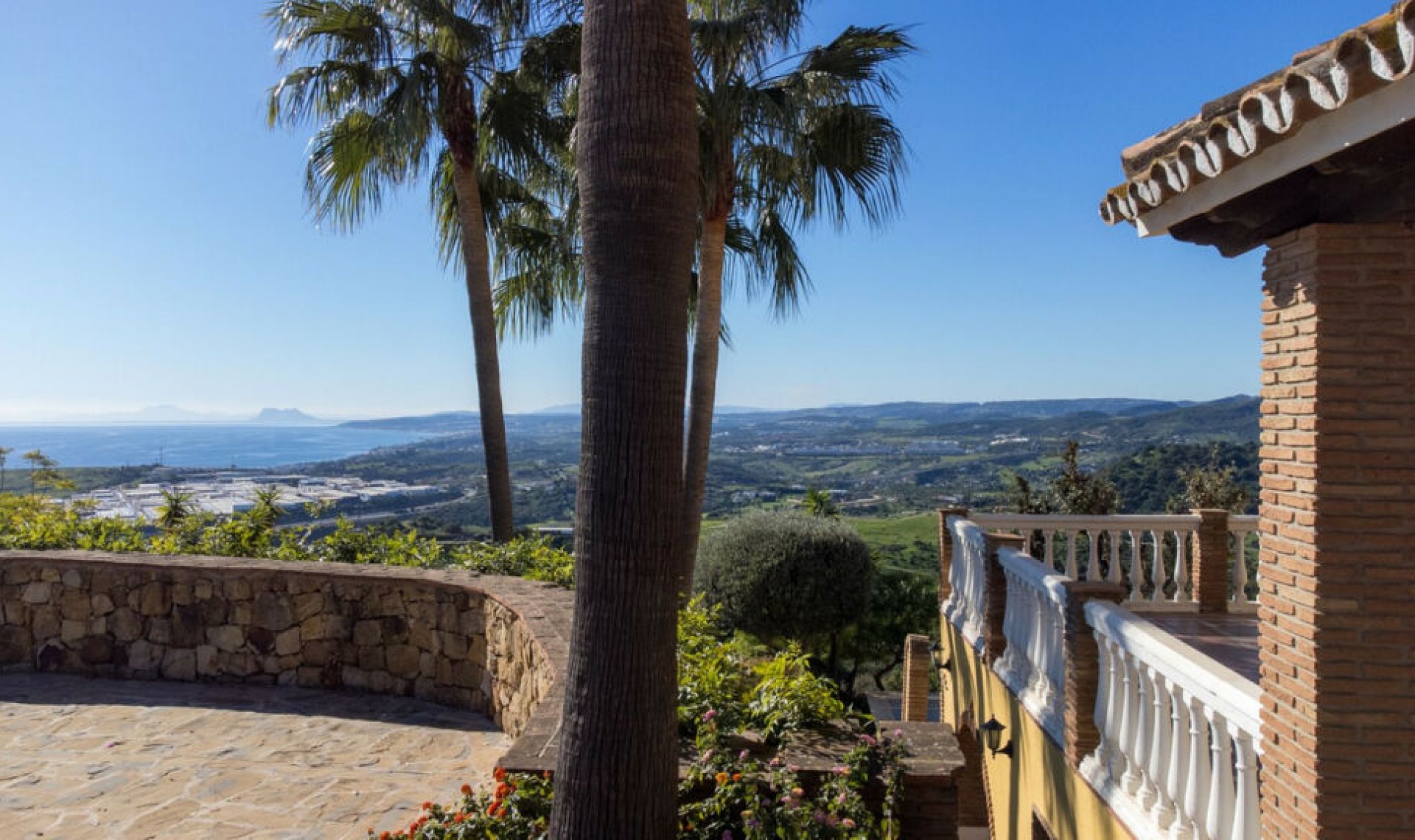 Resale - House -
Estepona