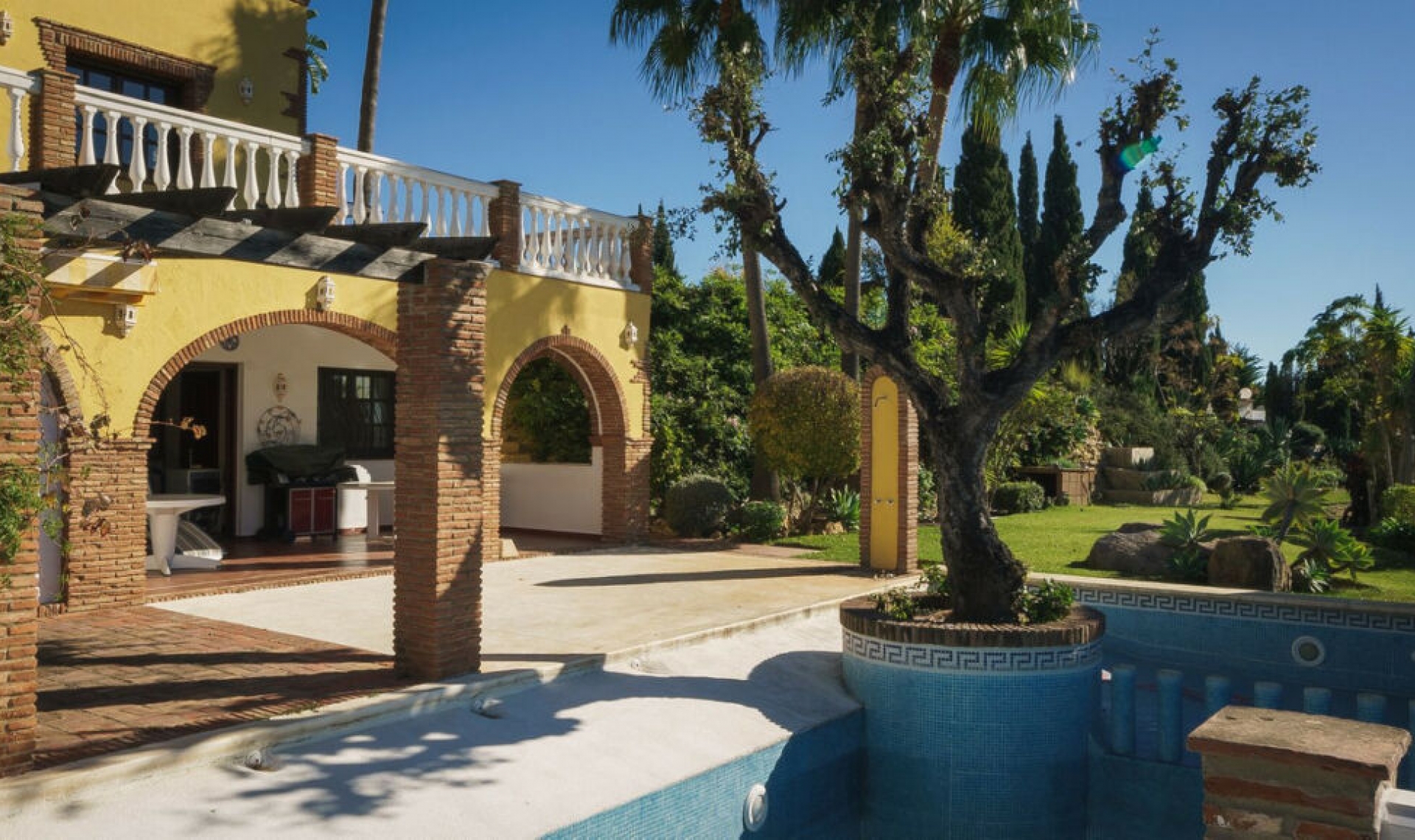 Resale - House -
Estepona