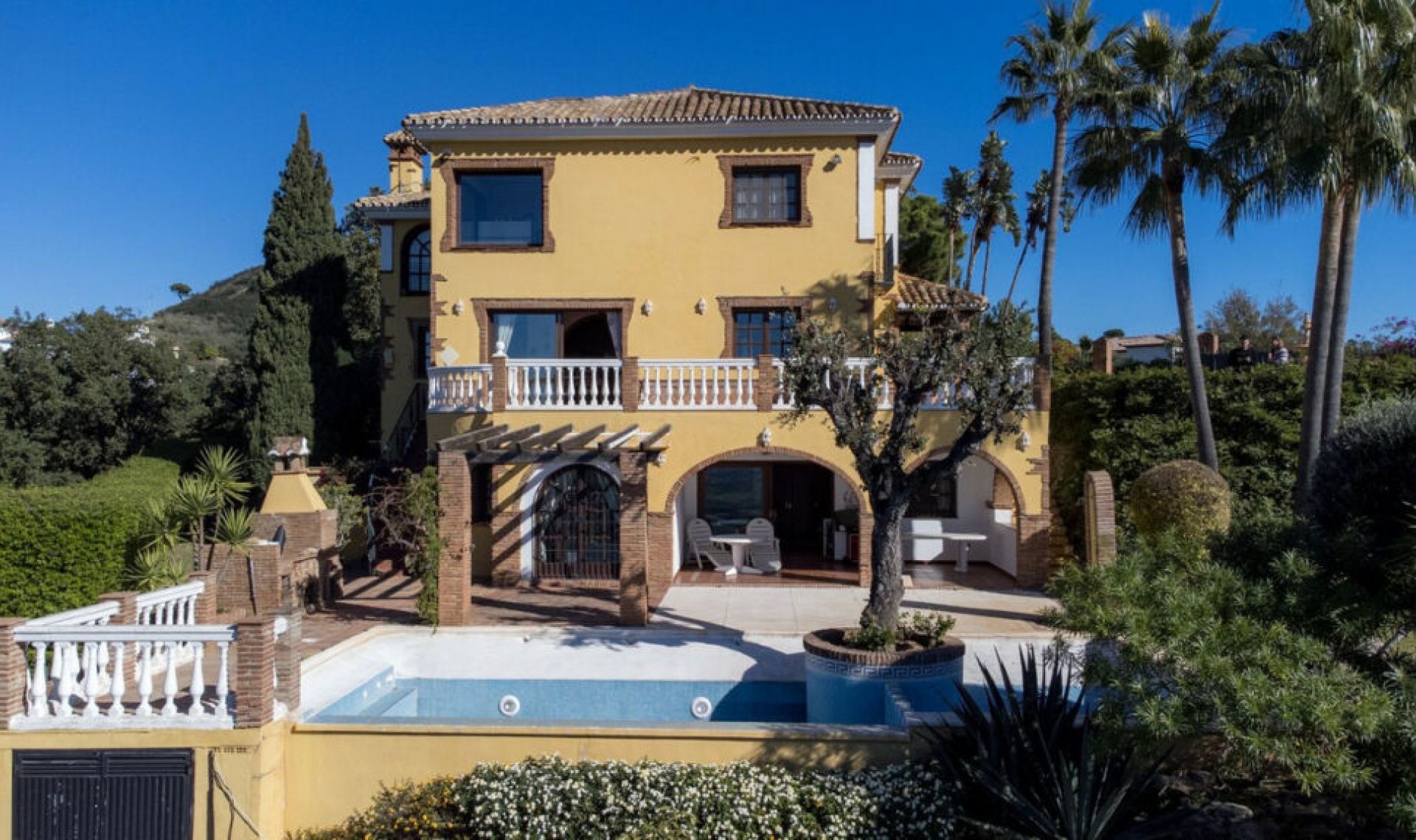 Resale - House -
Estepona