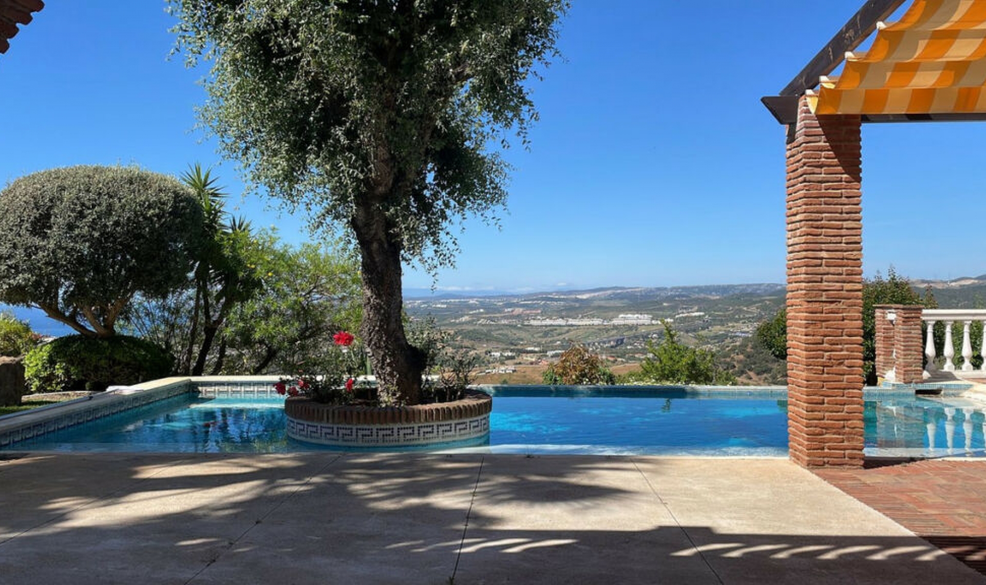 Resale - House -
Estepona