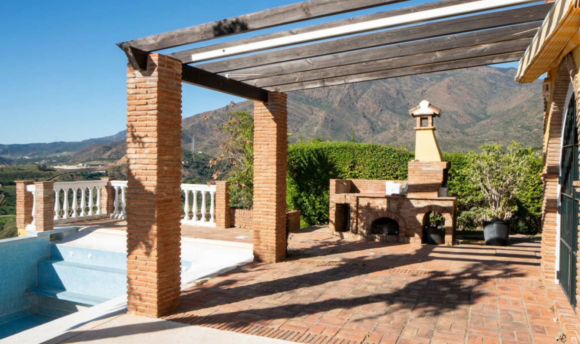 Resale - House -
Estepona