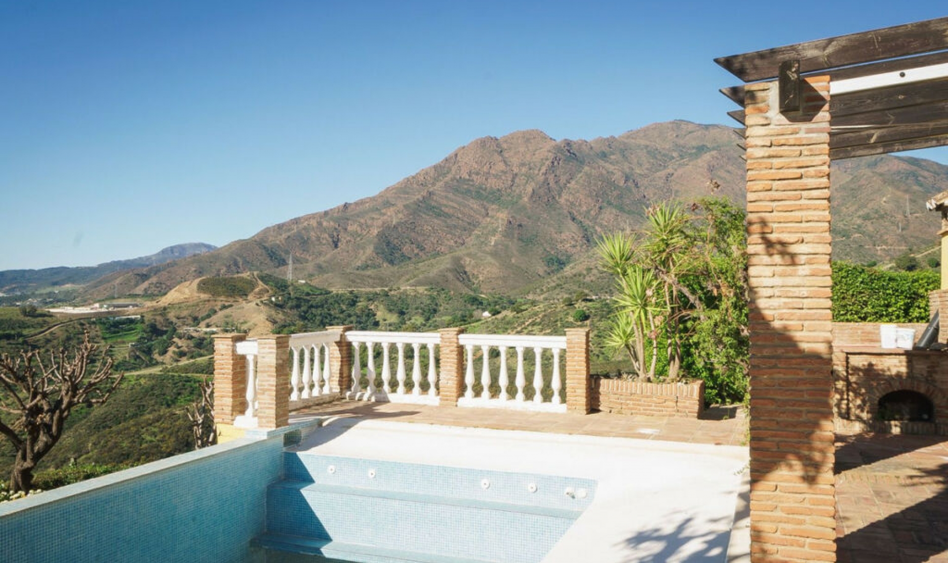 Resale - House -
Estepona