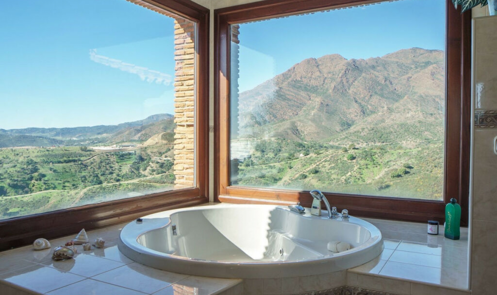 Resale - House -
Estepona