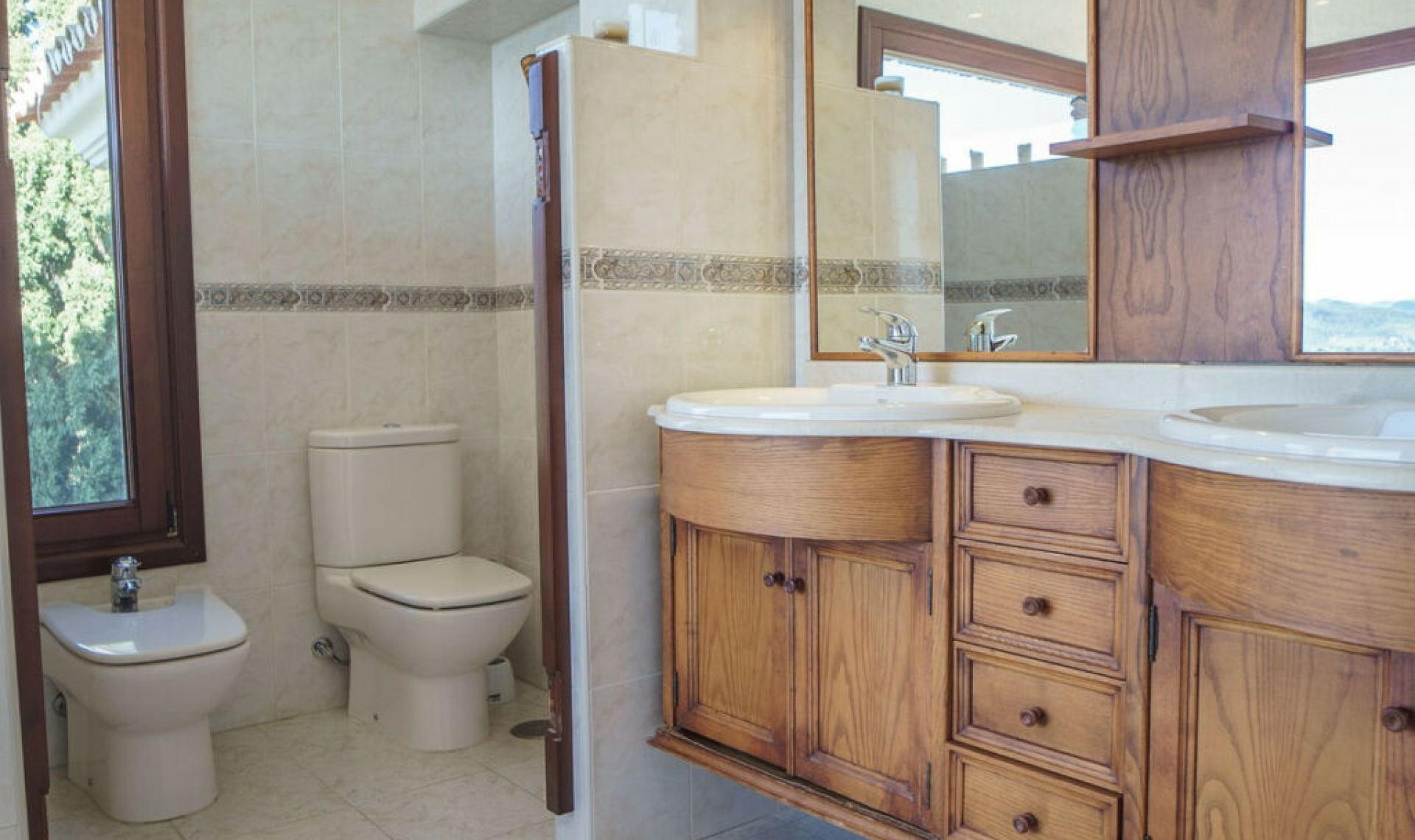 Resale - House -
Estepona