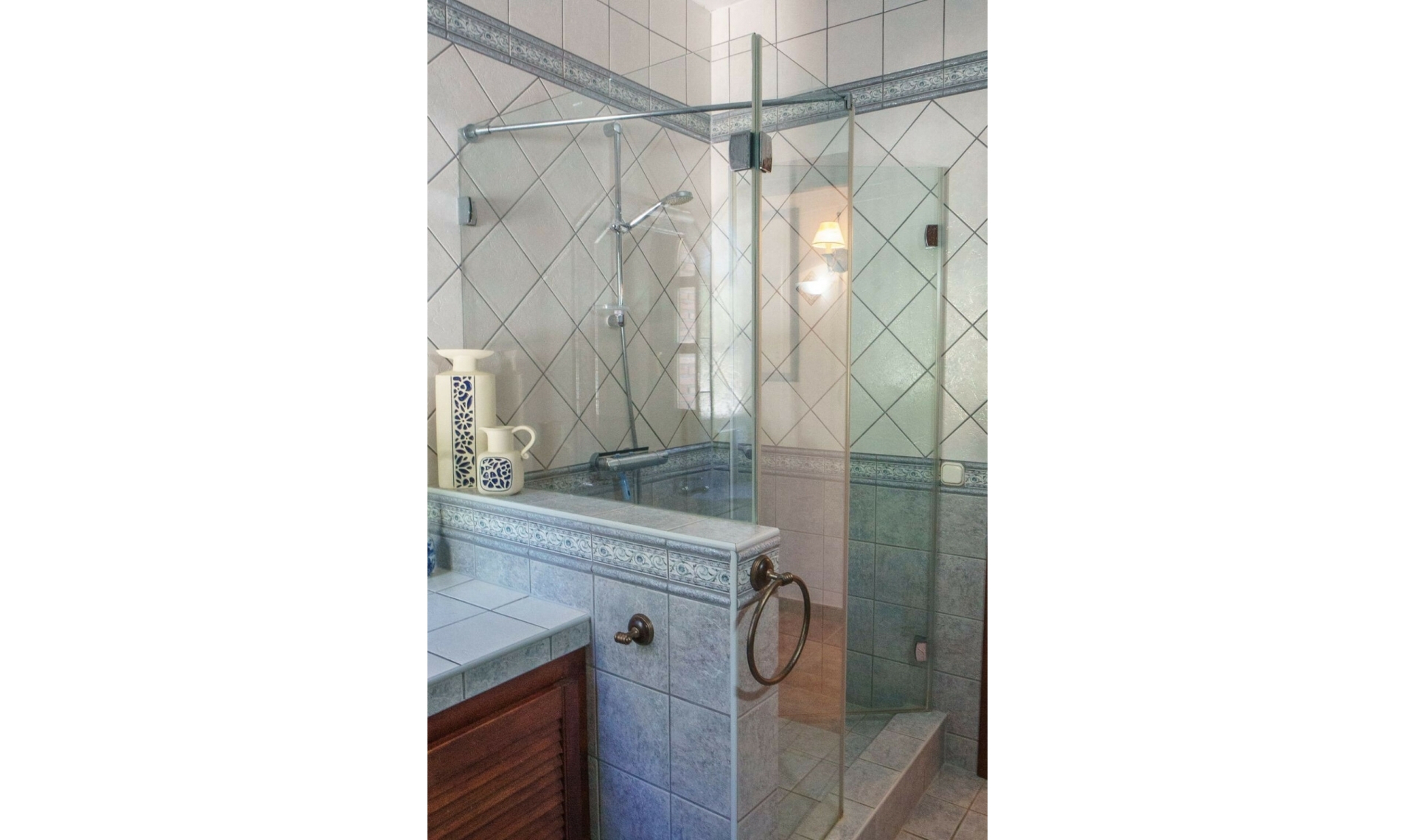 Resale - House -
Estepona