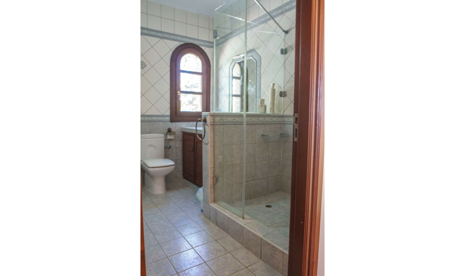 Resale - House -
Estepona