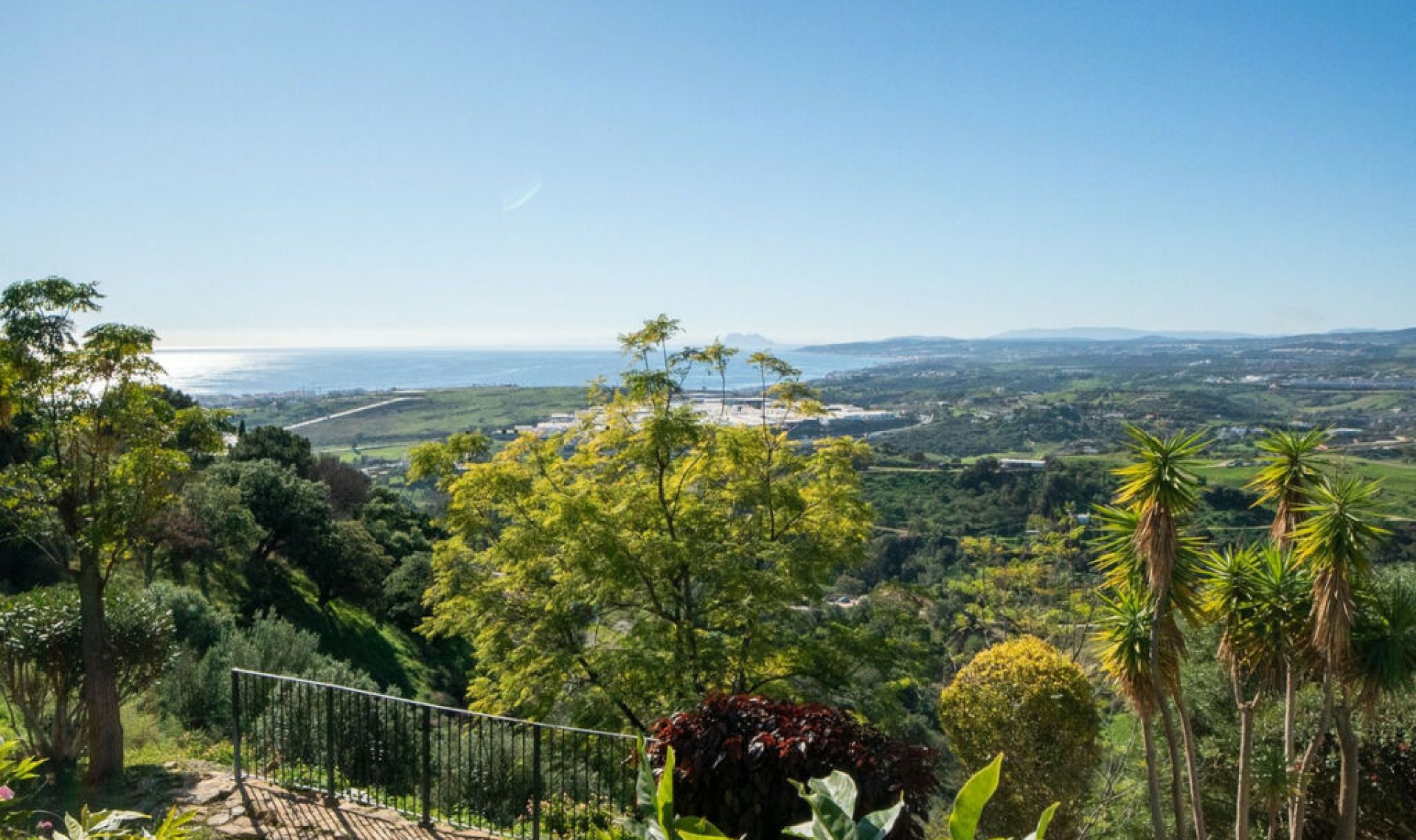 Resale - House -
Estepona