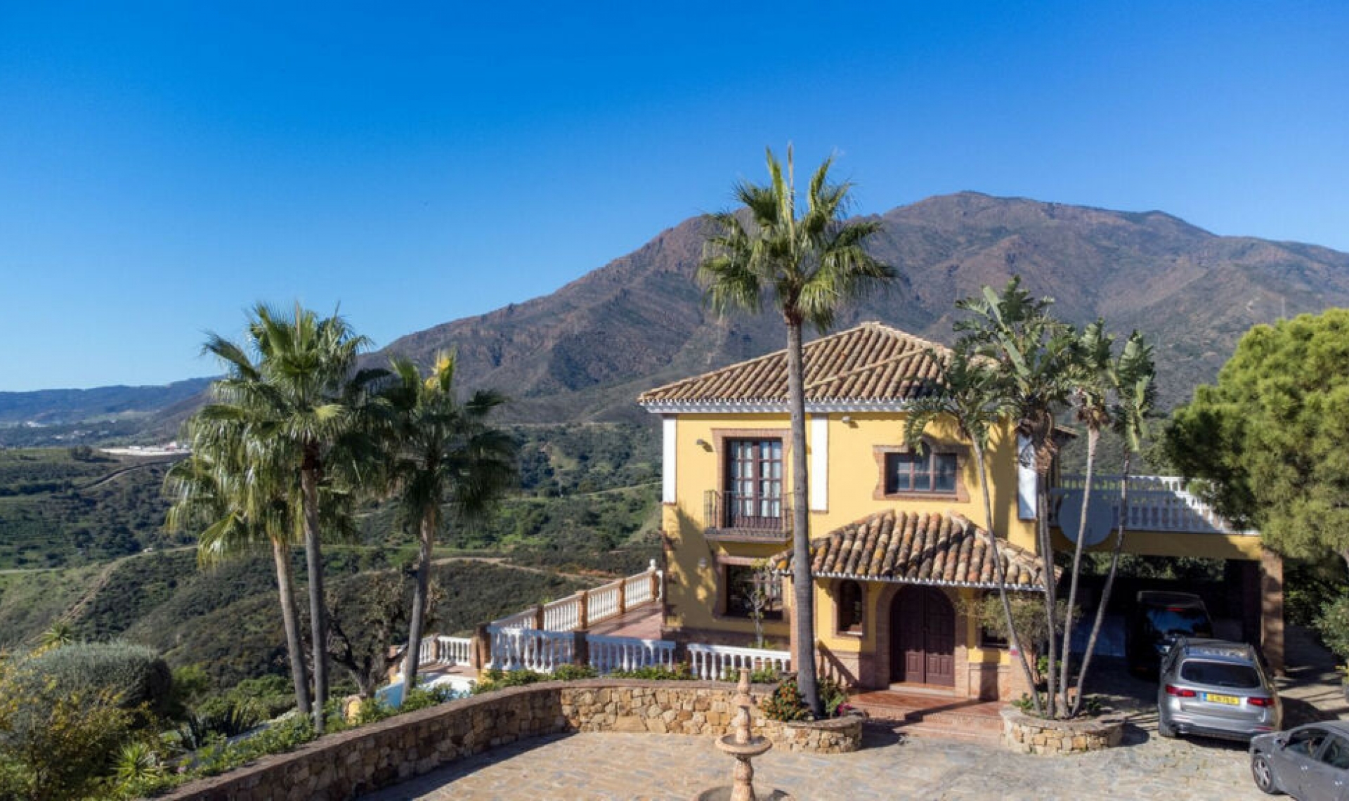 Resale - House -
Estepona