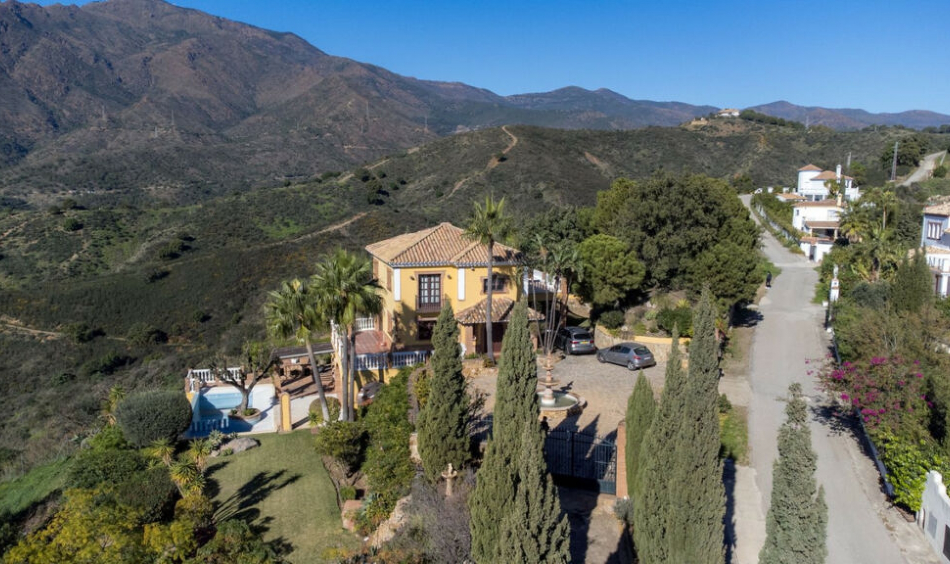 Resale - House -
Estepona