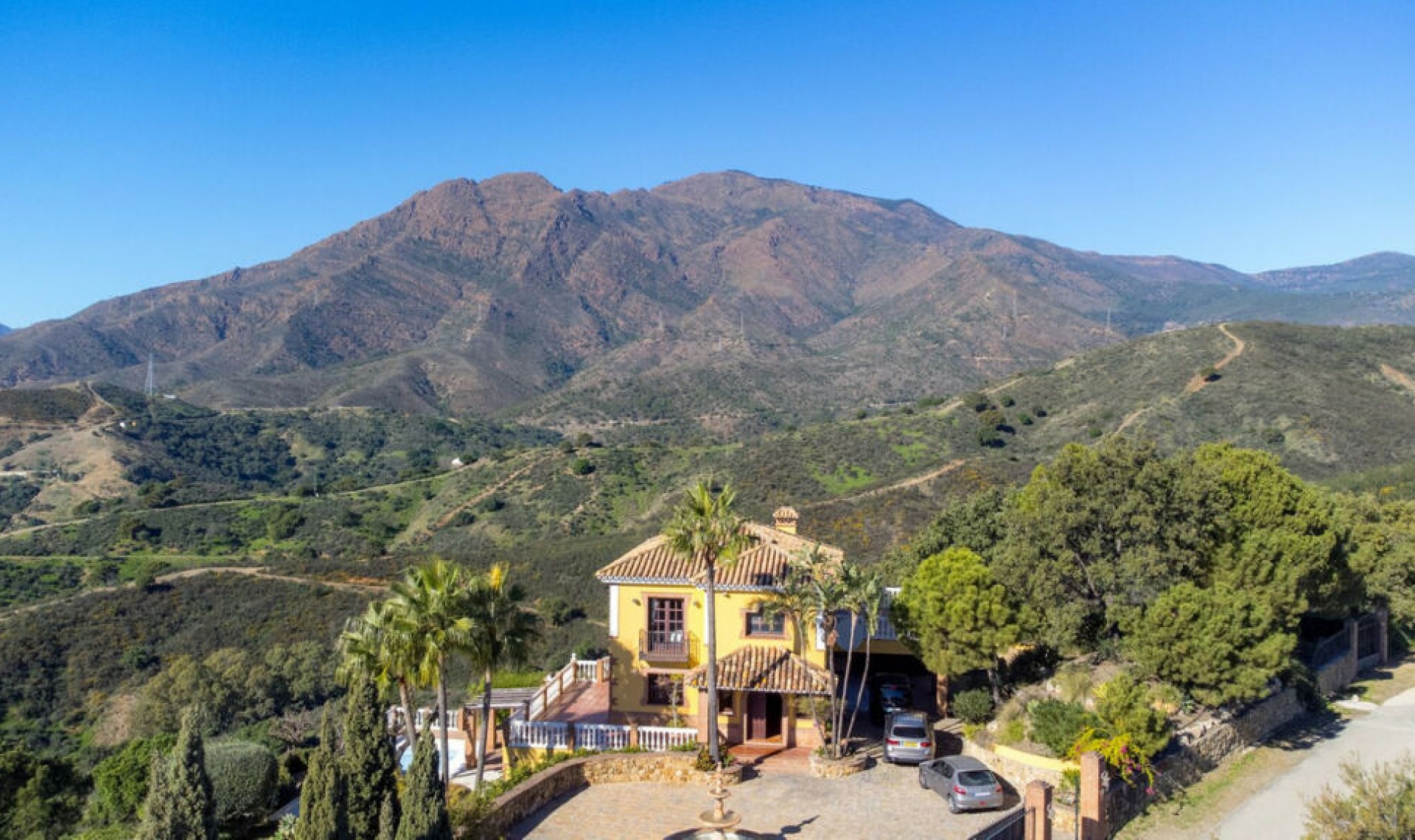 Resale - House -
Estepona