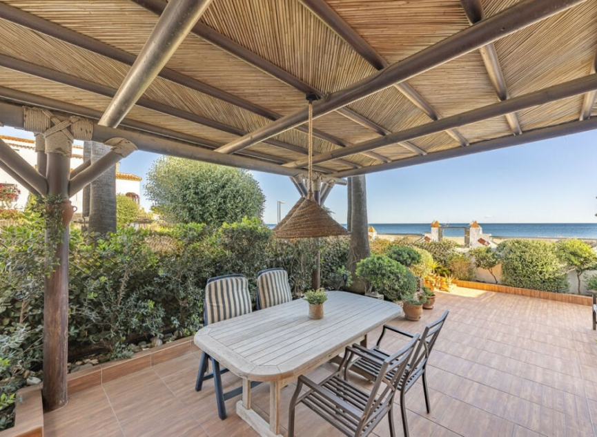 Resale - House -
Estepona