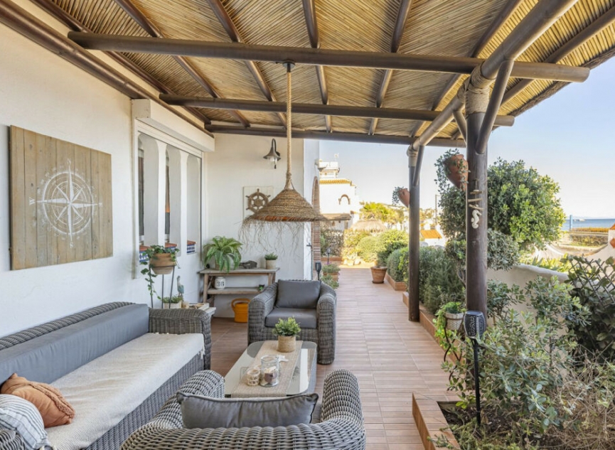 Resale - House -
Estepona