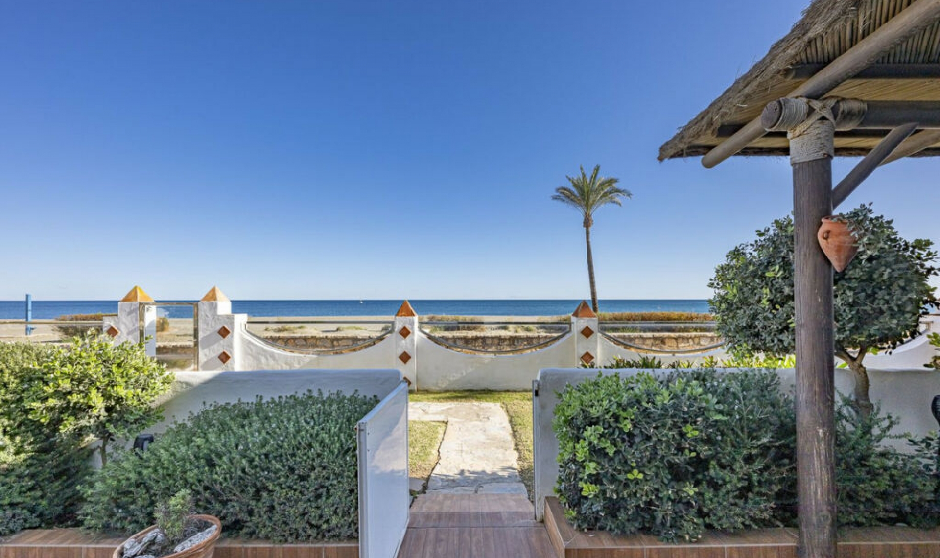 Resale - House -
Estepona