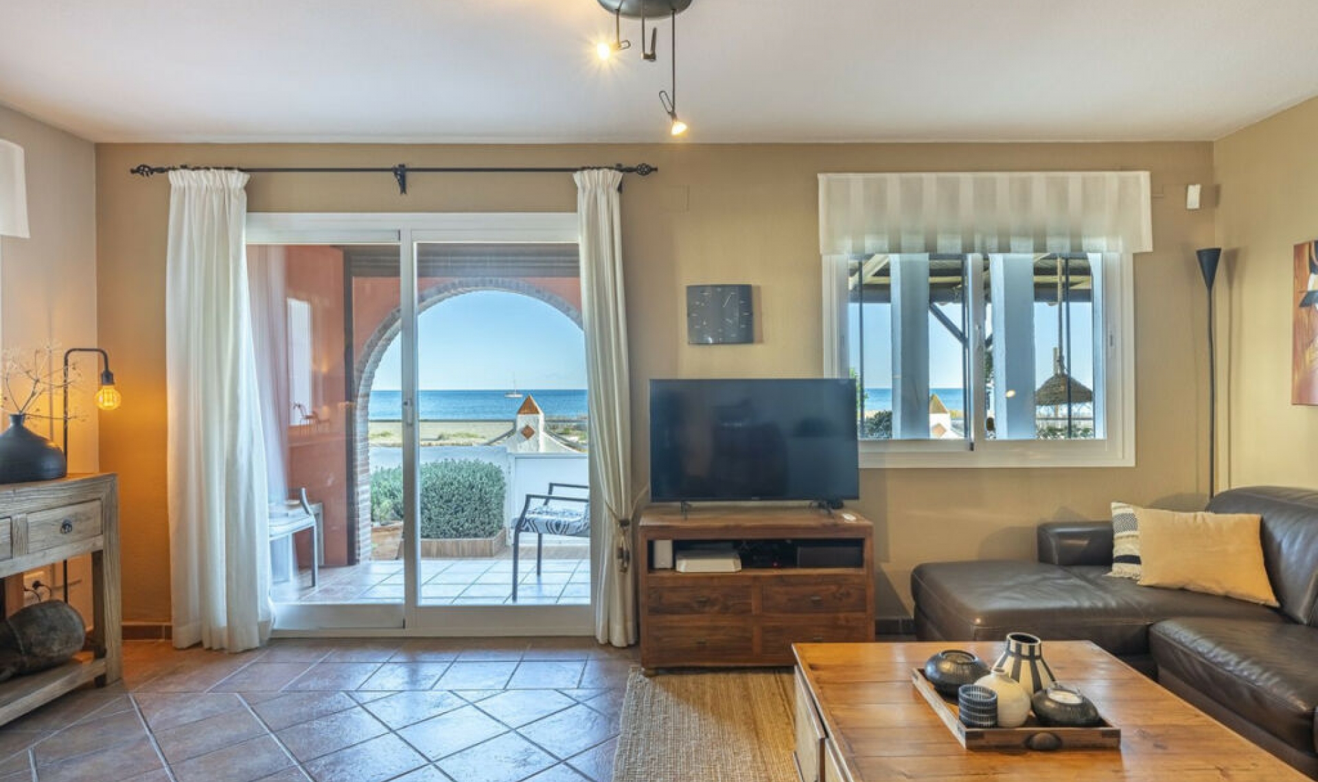 Resale - House -
Estepona