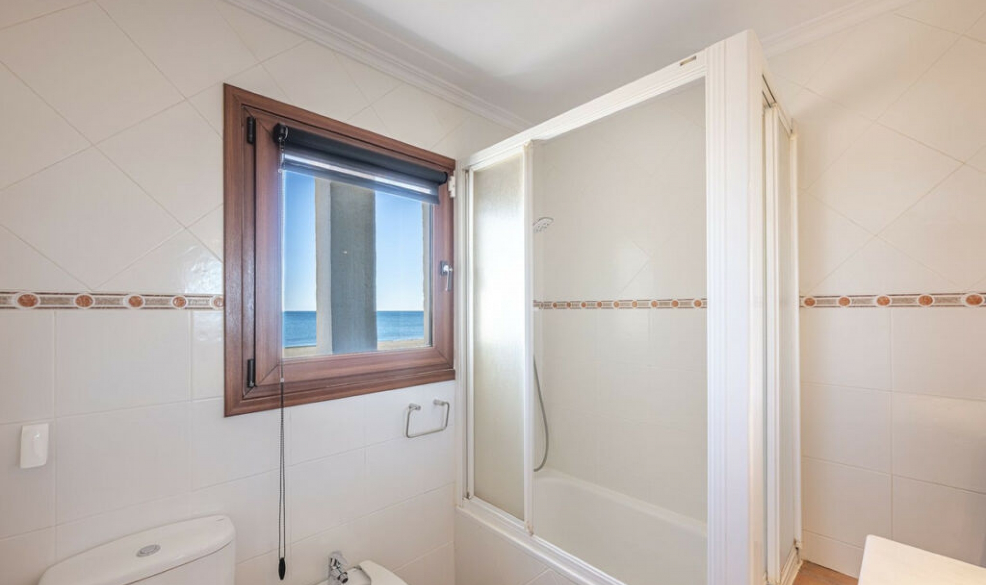 Resale - House -
Estepona