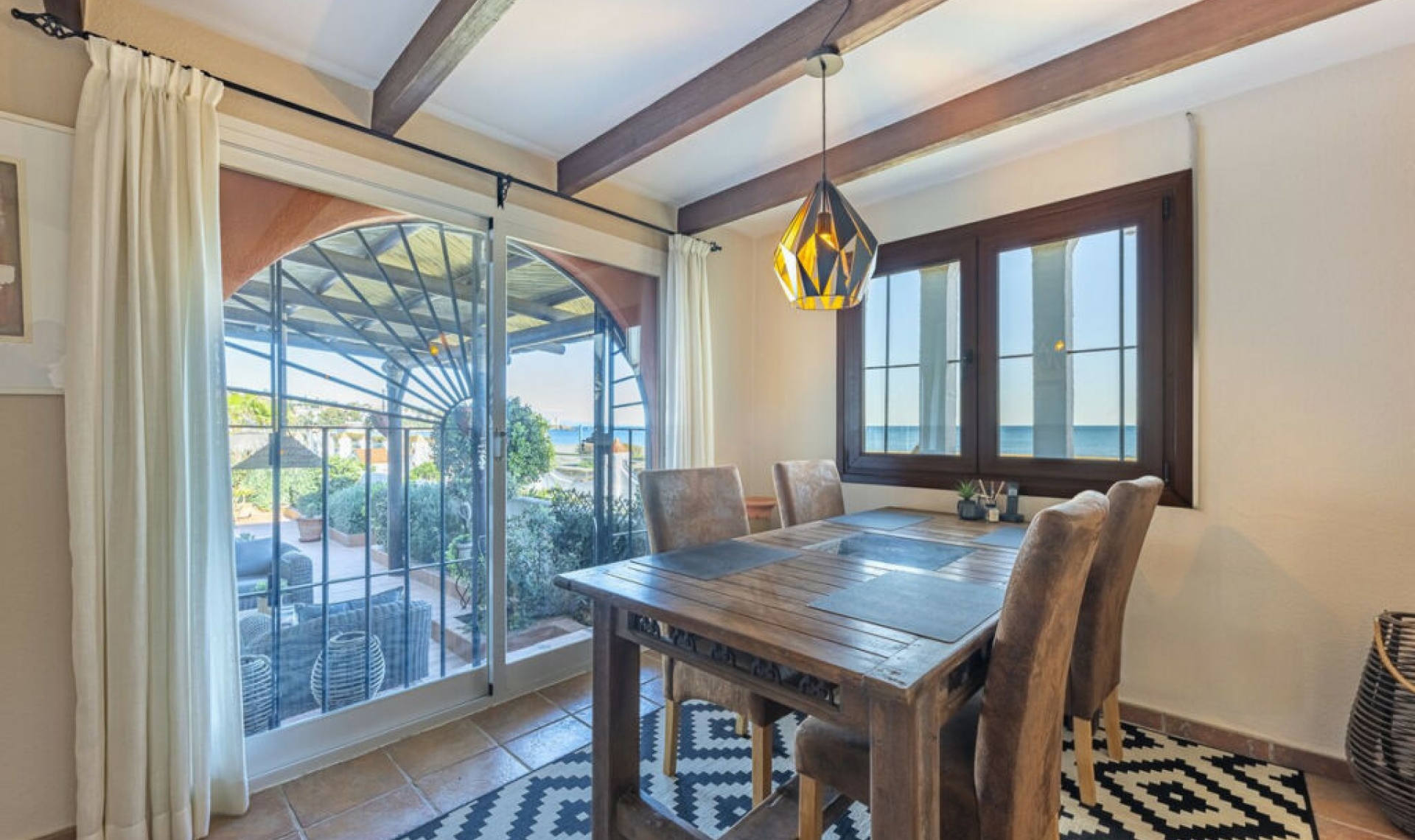 Resale - House -
Estepona