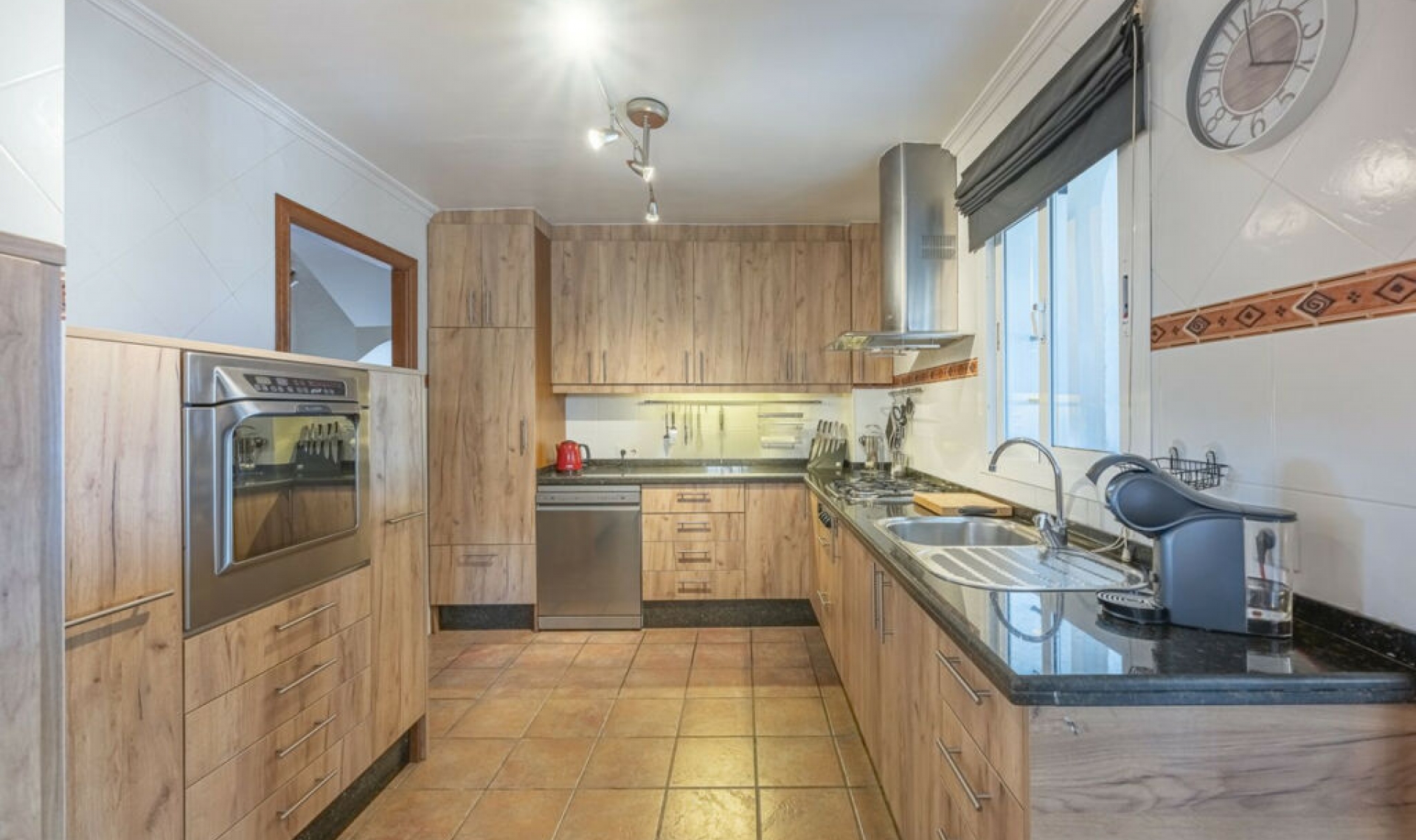 Resale - House -
Estepona