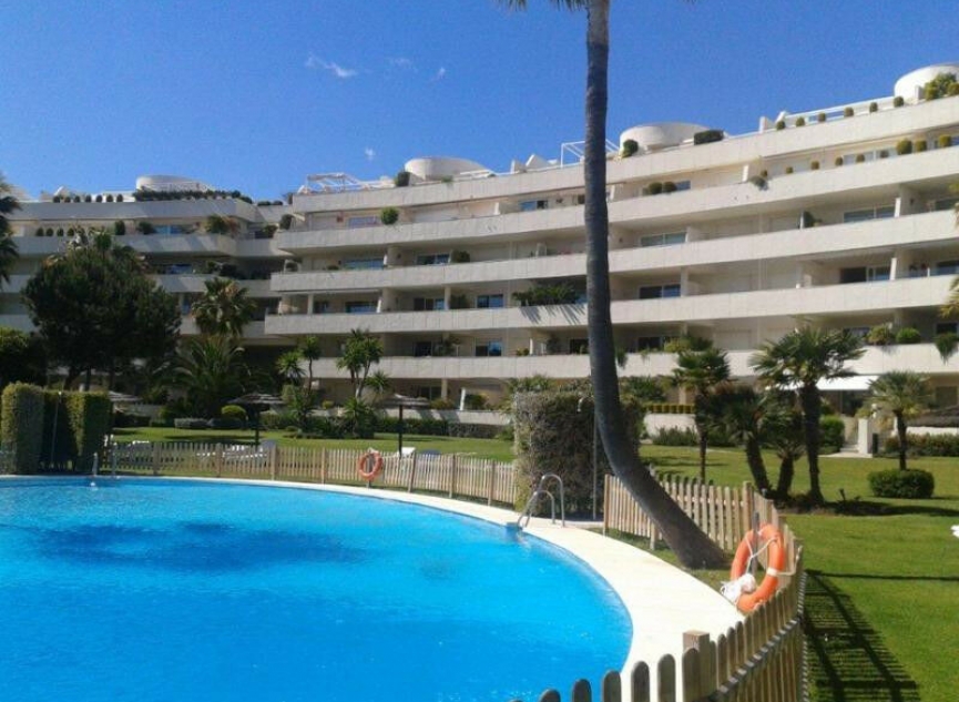 Resale - House -
Estepona