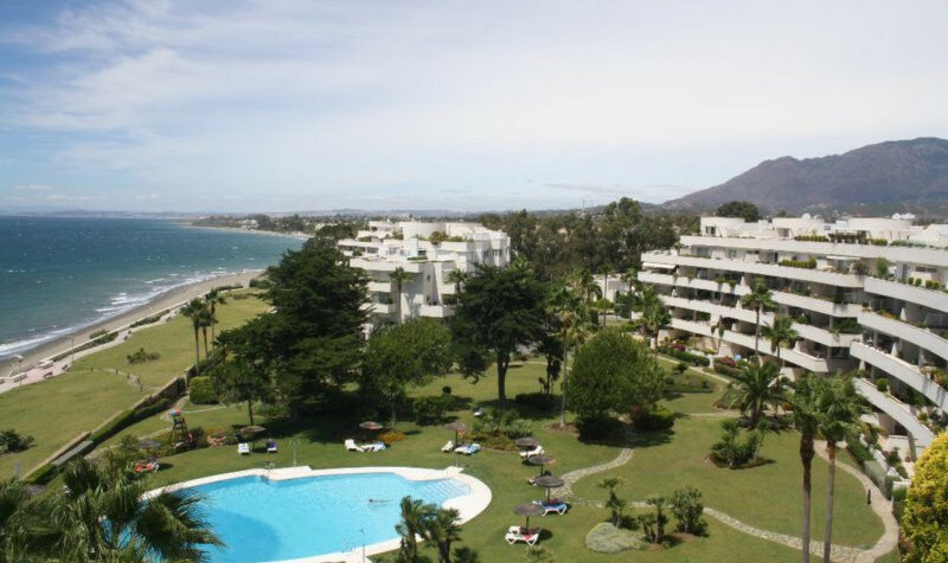 Resale - House -
Estepona