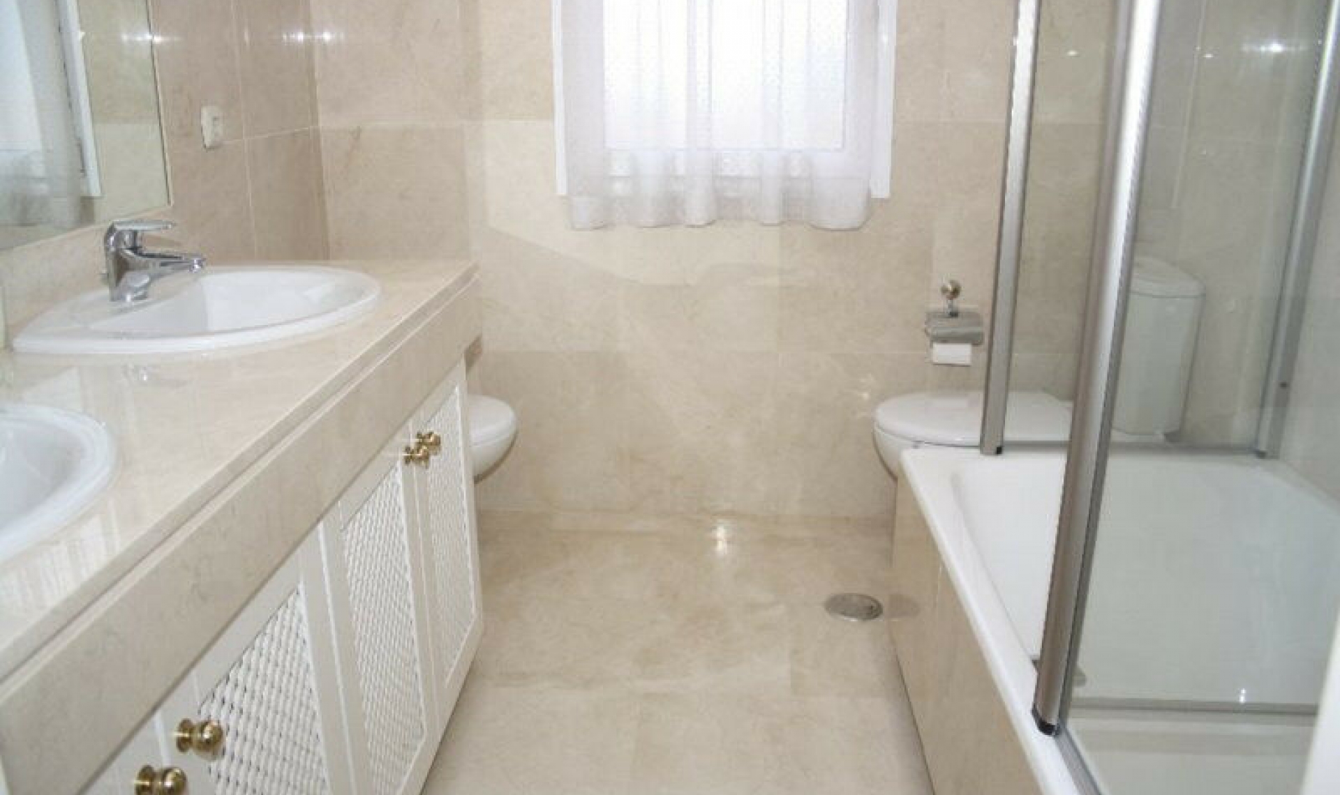 Resale - House -
Estepona