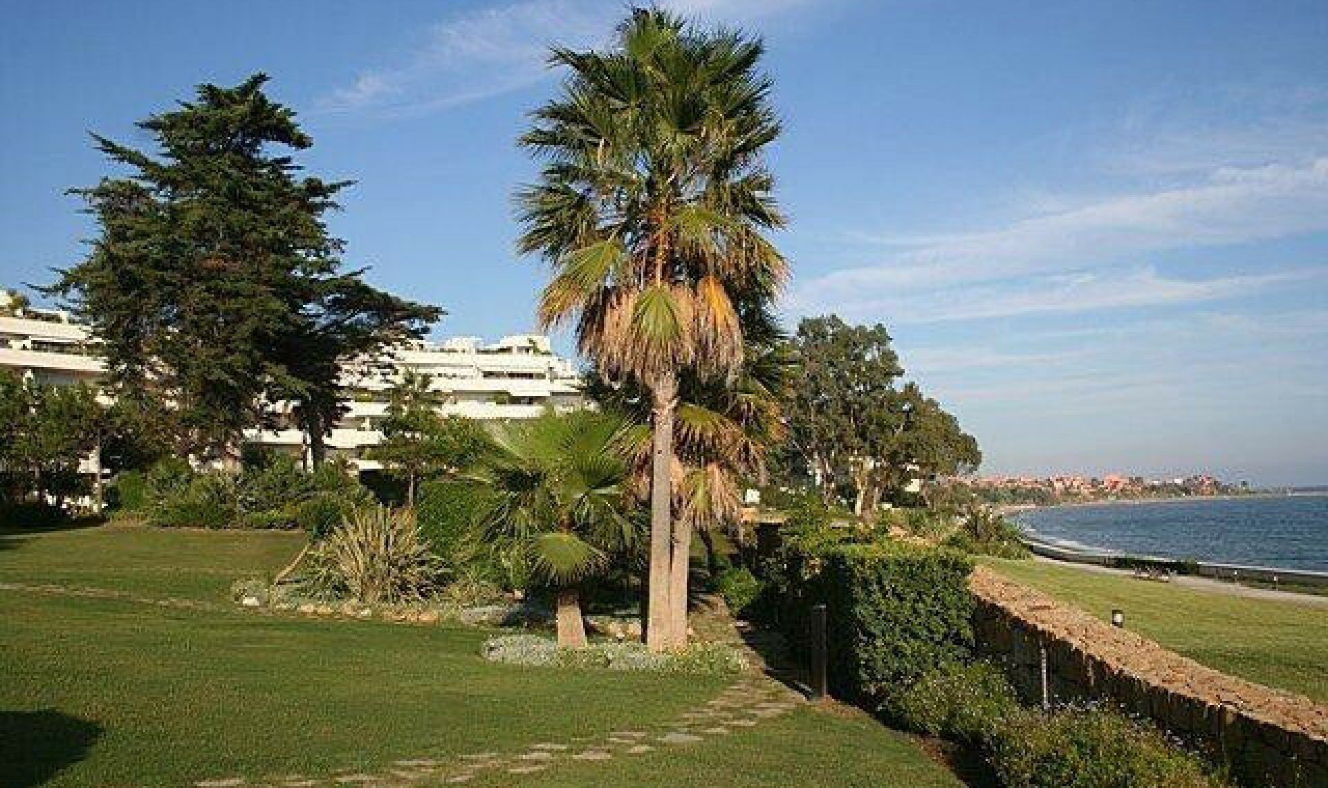 Resale - House -
Estepona
