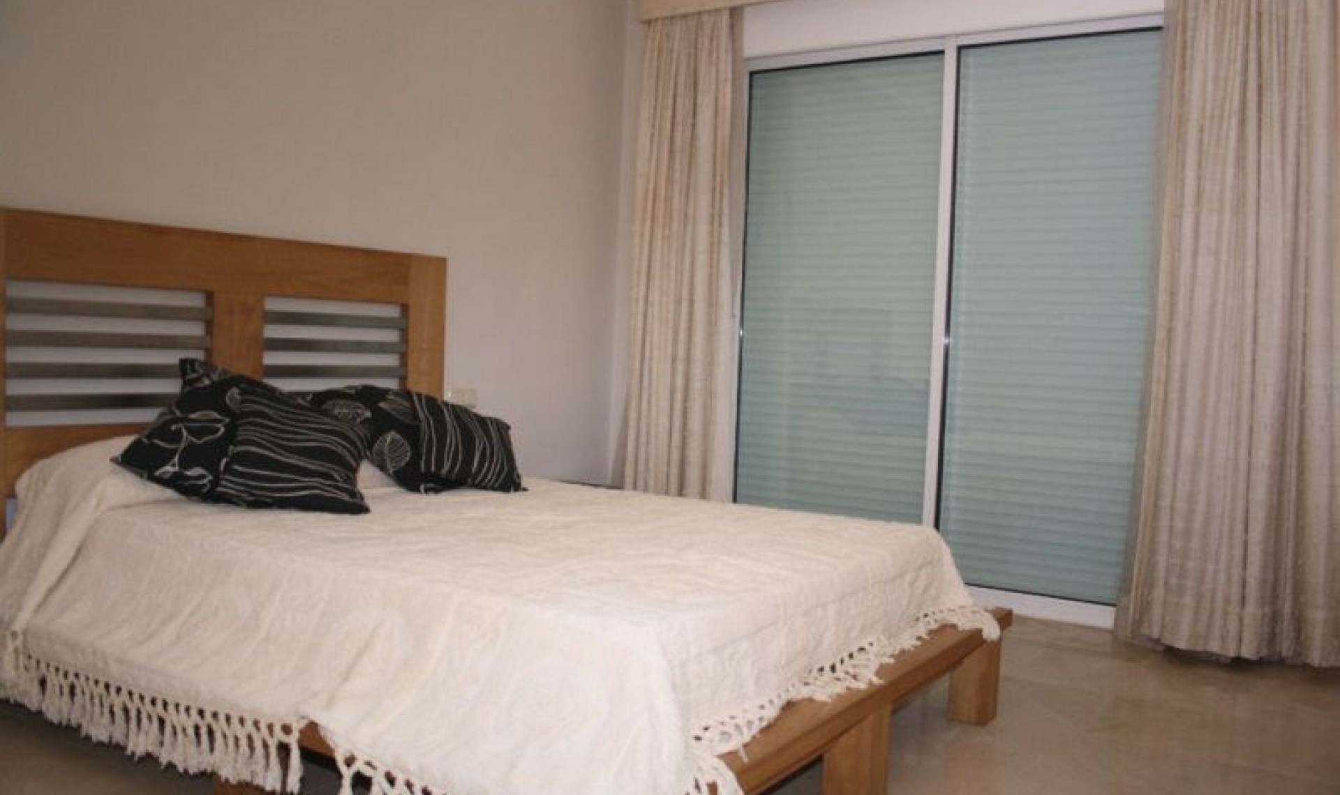 Resale - House -
Estepona