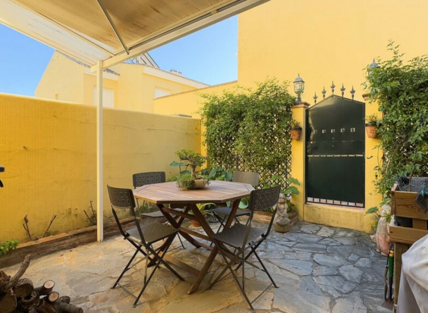 Resale - House -
Estepona