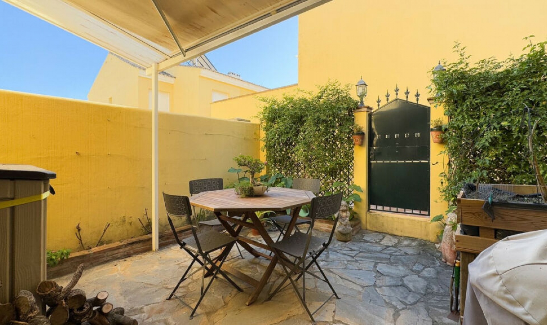 Resale - House -
Estepona