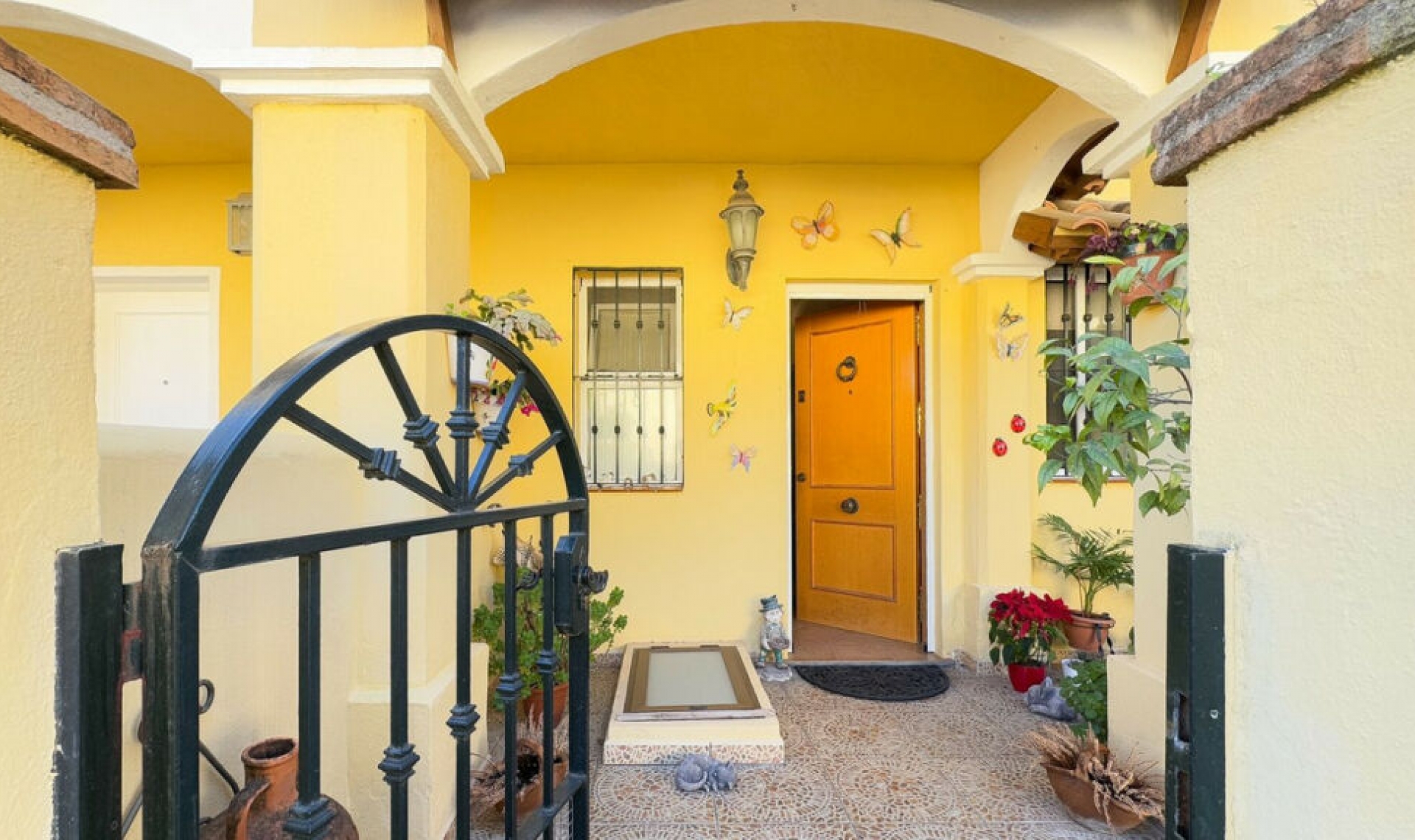 Resale - House -
Estepona