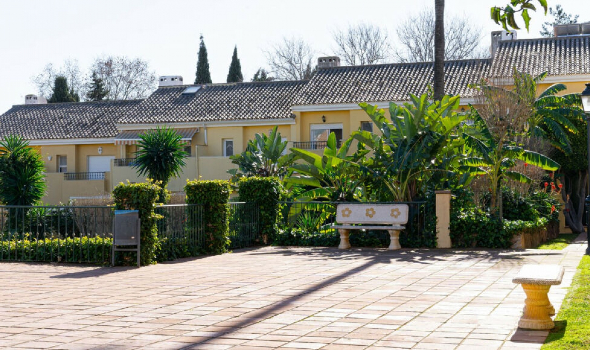 Resale - House -
Estepona