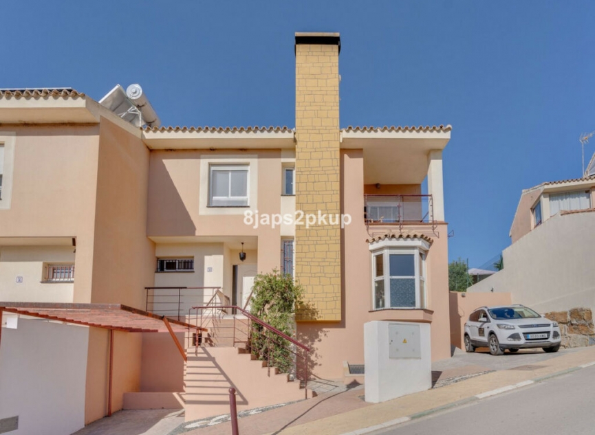 Resale - House -
Estepona