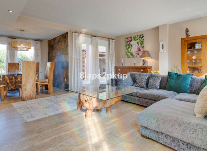 Resale - House -
Estepona