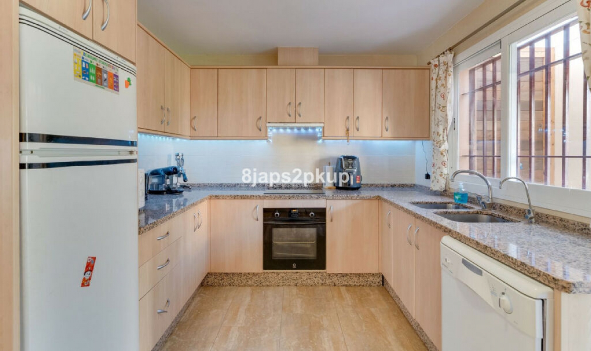 Resale - House -
Estepona