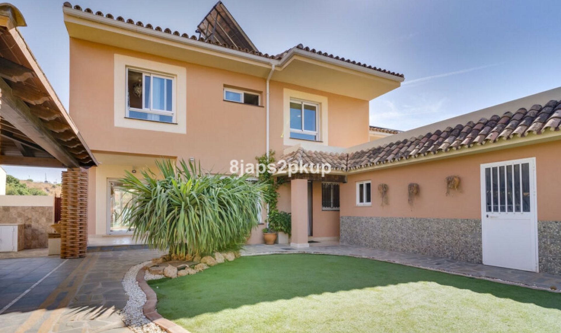Resale - House -
Estepona