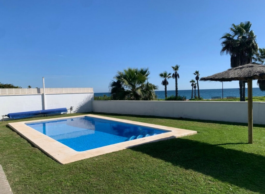 Resale - House -
Estepona