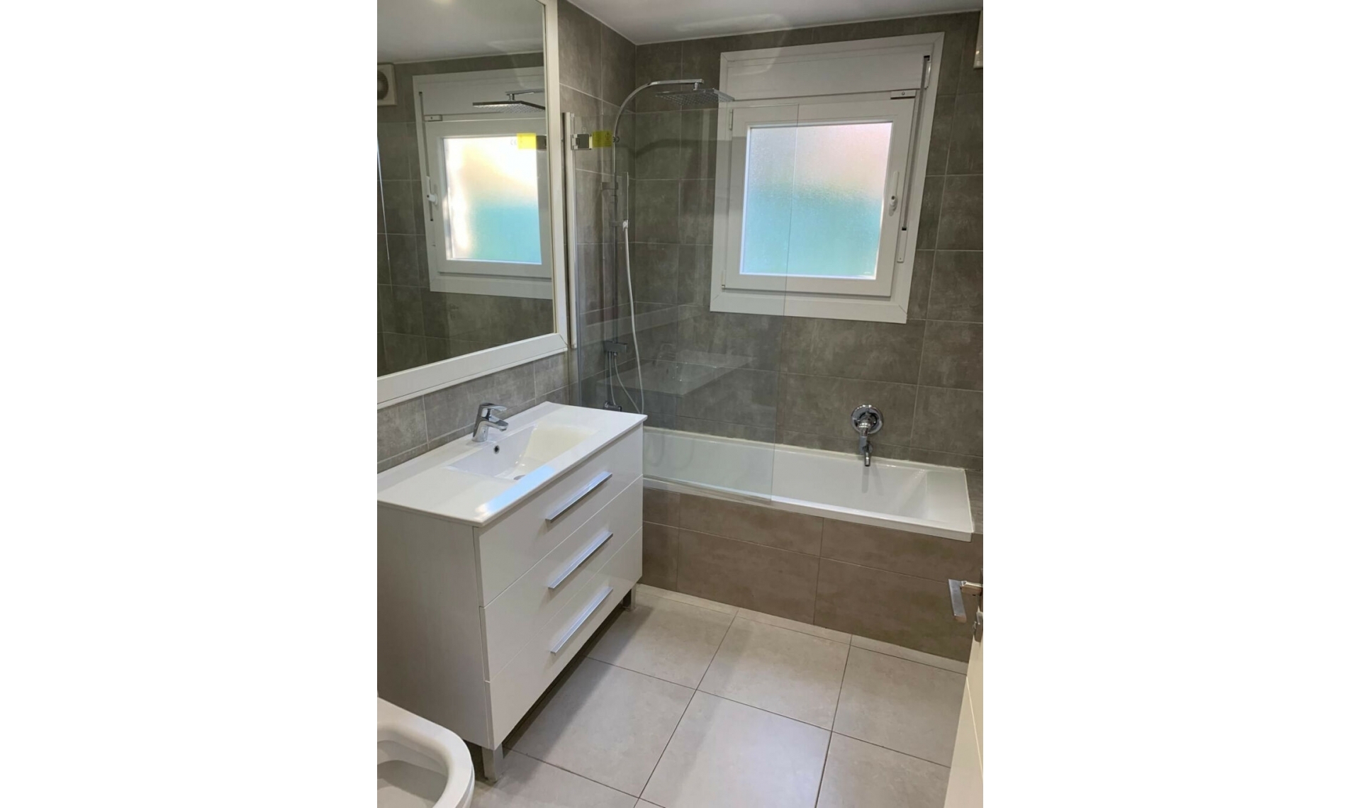 Resale - House -
Estepona