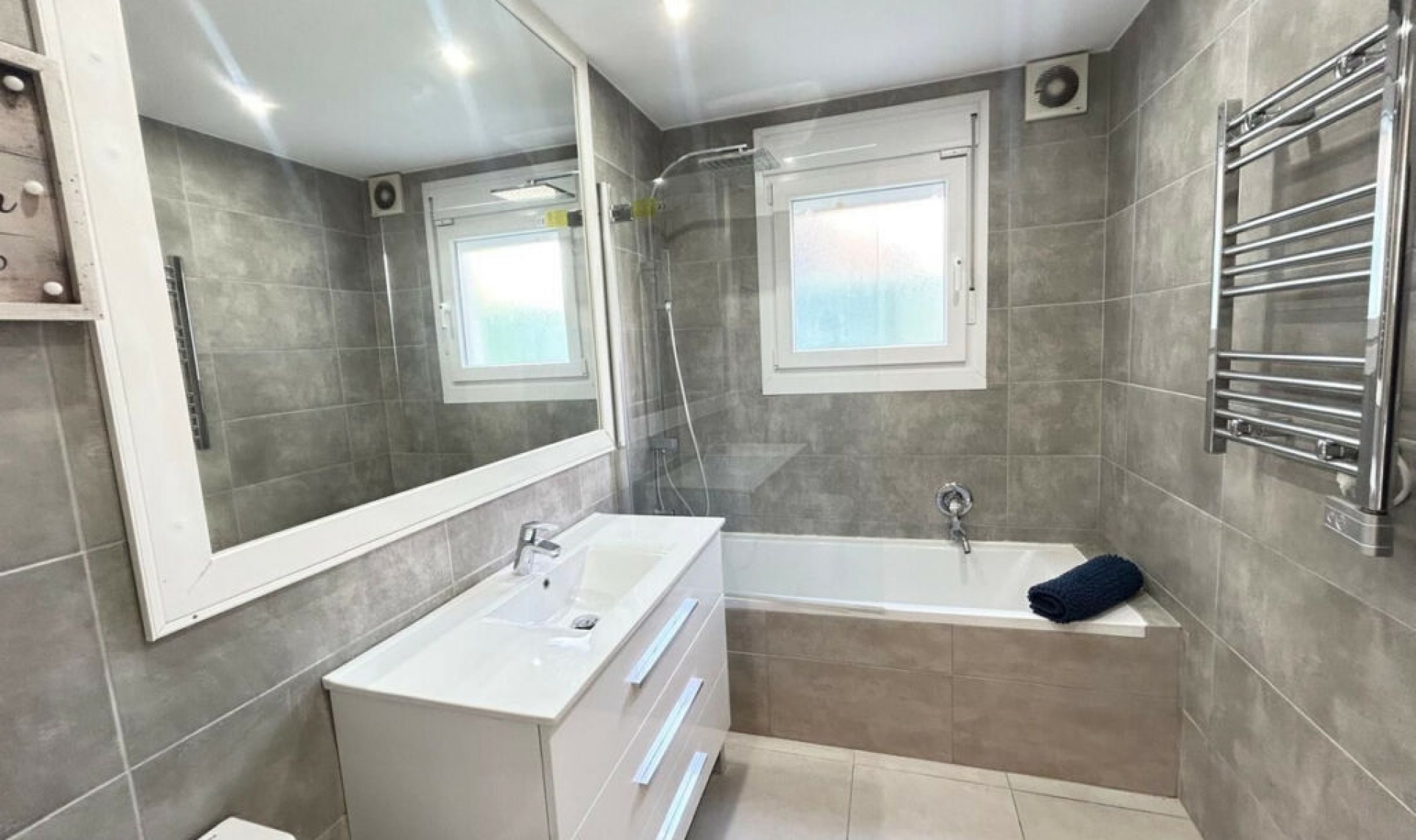 Resale - House -
Estepona