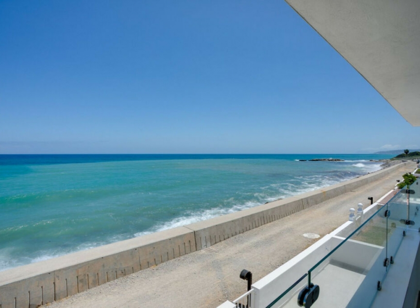 Resale - House -
Estepona