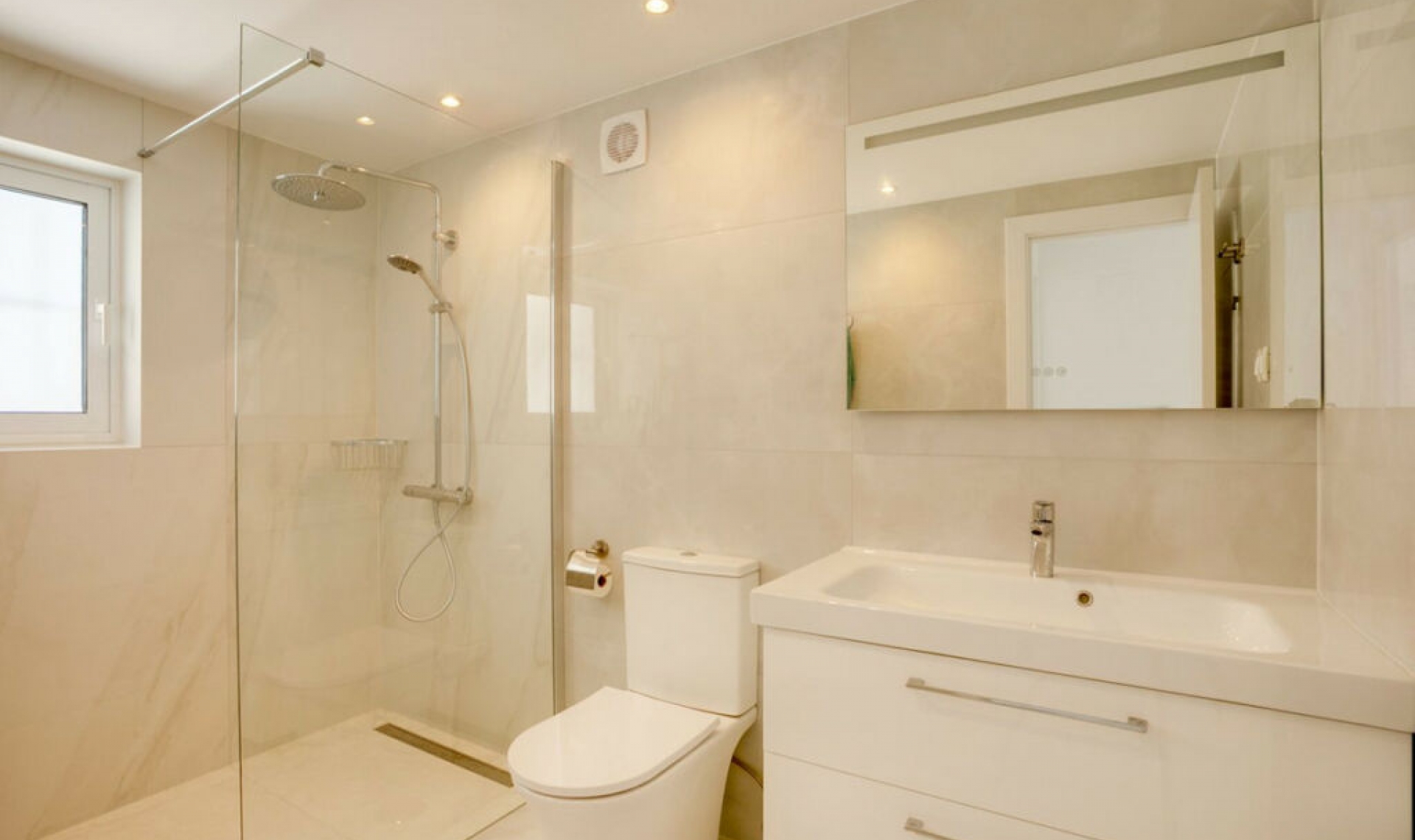 Resale - House -
Estepona