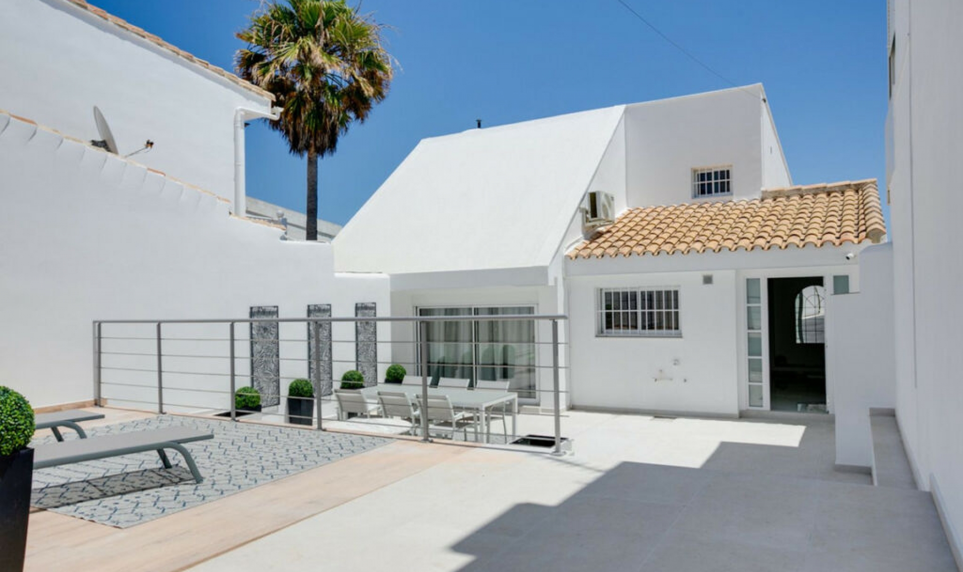 Resale - House -
Estepona