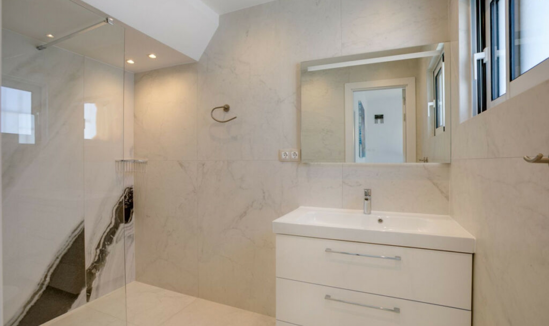 Resale - House -
Estepona