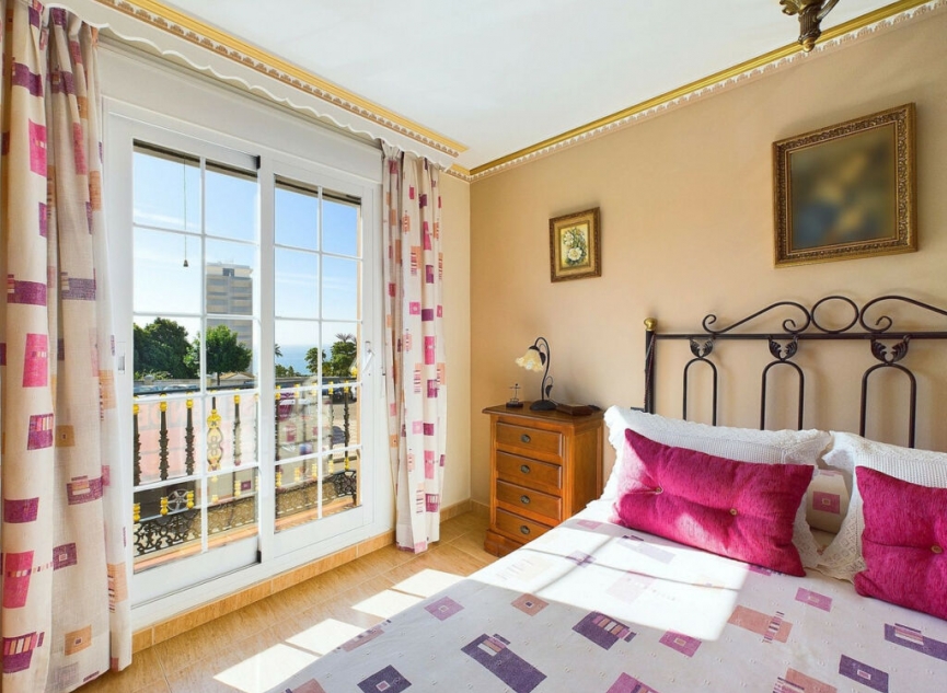 Resale - House -
Estepona