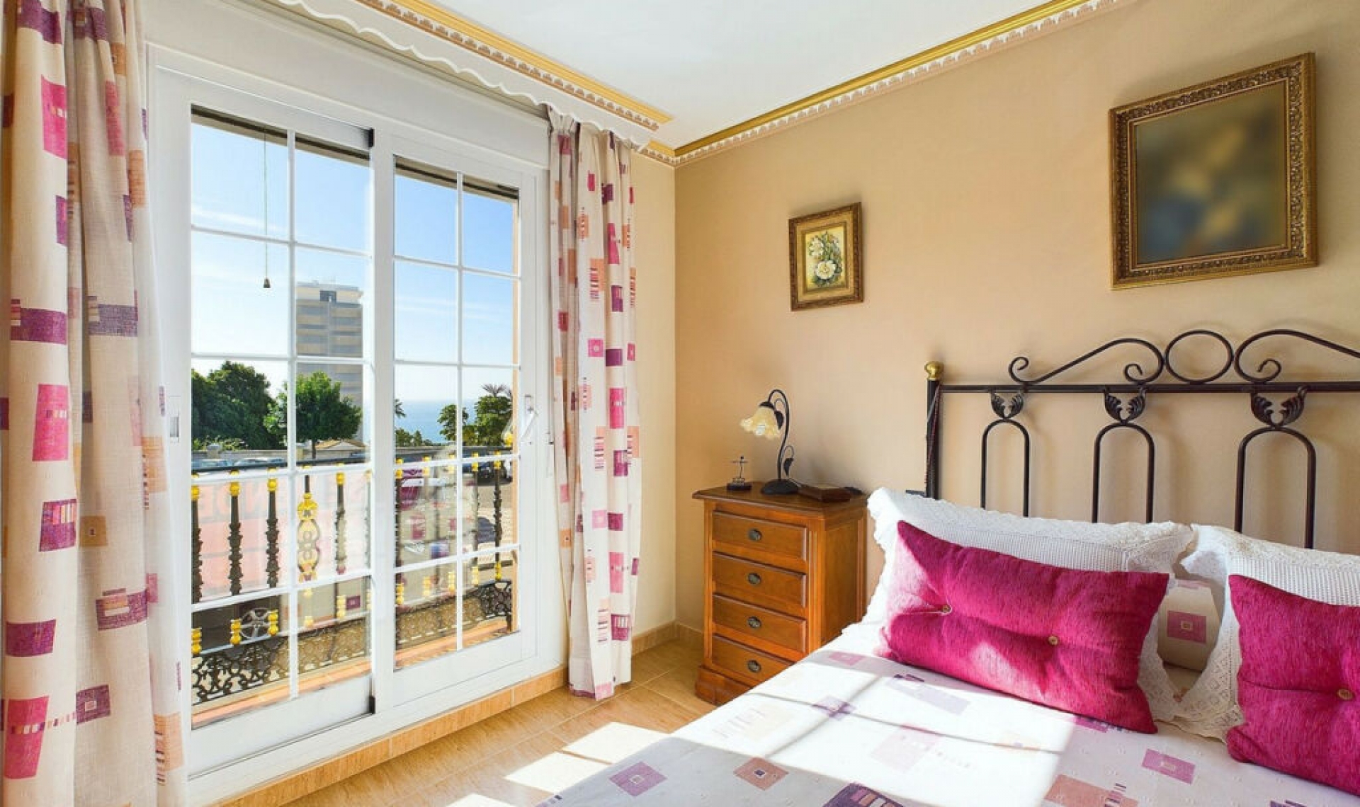 Resale - House -
Estepona