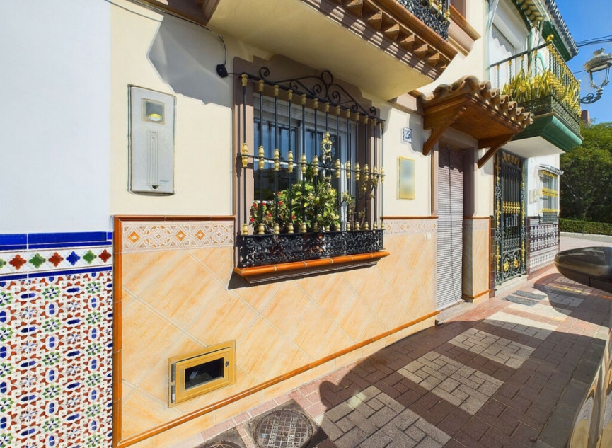 Resale - House -
Estepona